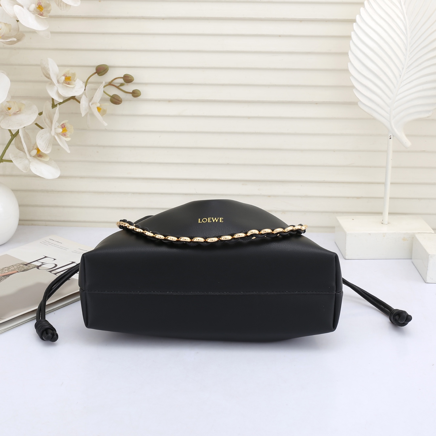 LOEWE罗意威云朵包杨幂、奚梦瑶同款、软软绵绵的purse的一款牛皮抽绳云朵包、独特的包型，背在身上瞬