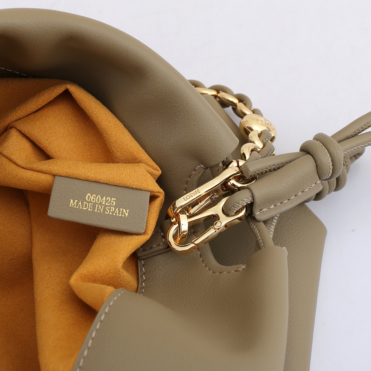 LOEWE罗意威云朵包杨幂、奚梦瑶同款、软软绵绵的purse的一款牛皮抽绳云朵包、独特的包型，背在身上瞬