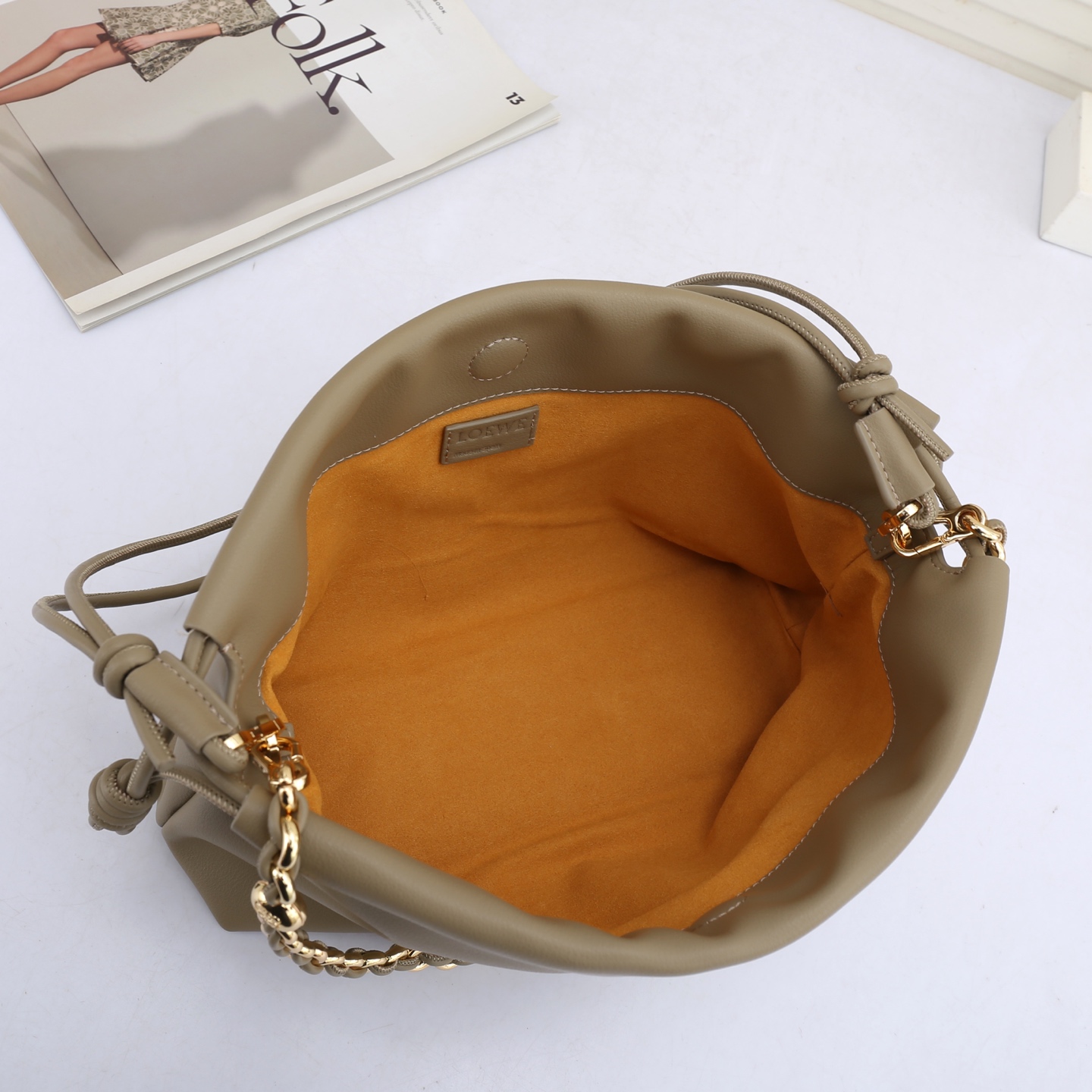 LOEWE罗意威云朵包杨幂、奚梦瑶同款、软软绵绵的purse的一款牛皮抽绳云朵包、独特的包型，背在身上瞬