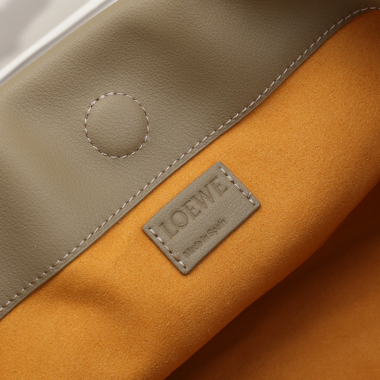 LOEWE罗意威云朵包杨幂、奚梦瑶同款、软软绵绵的purse的一款牛皮抽绳云朵包、独特的包型，背在身上瞬