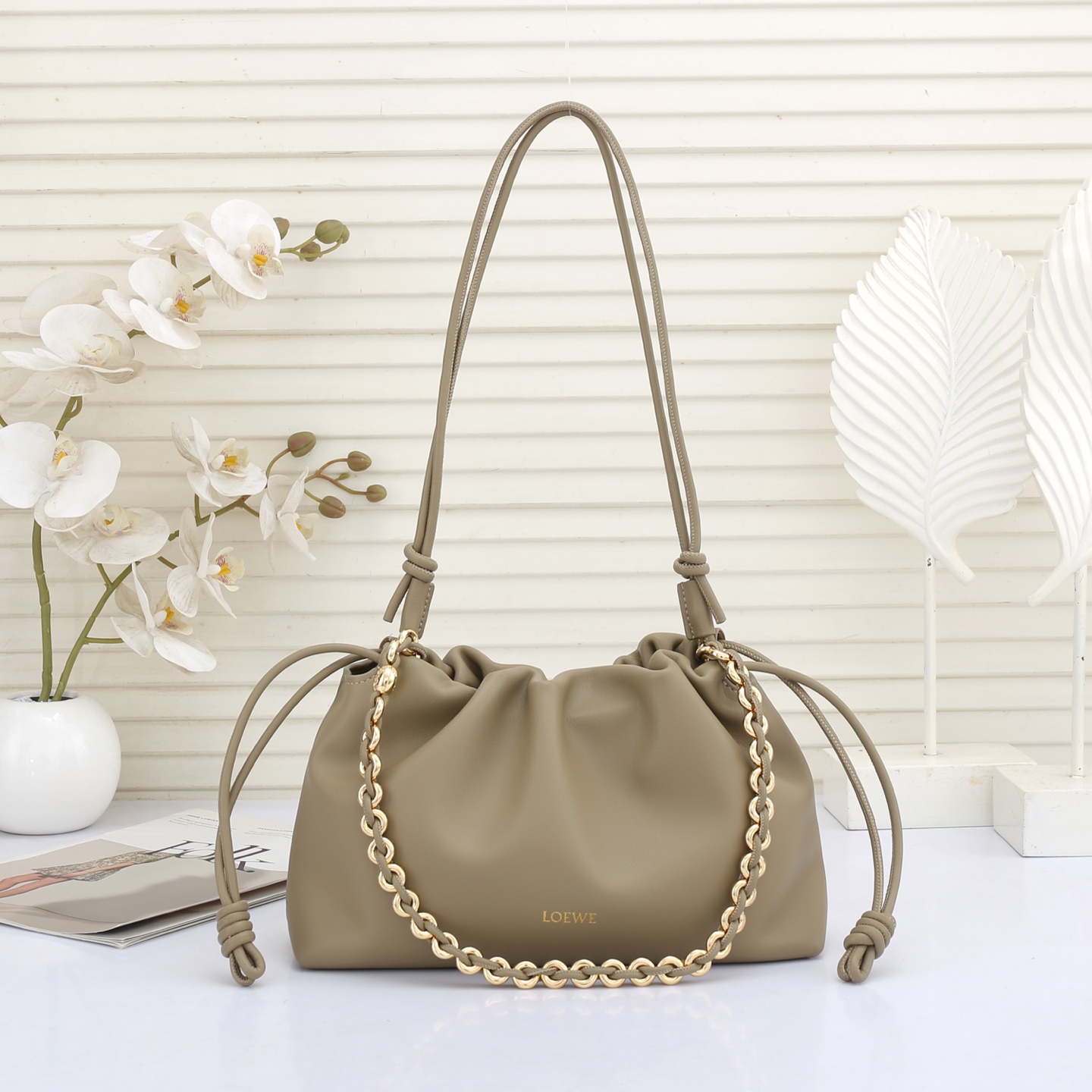 LOEWE罗意威云朵包杨幂、奚梦瑶同款、软软绵绵的purse的一款牛皮抽绳云朵包、独特的包型，背在身上瞬