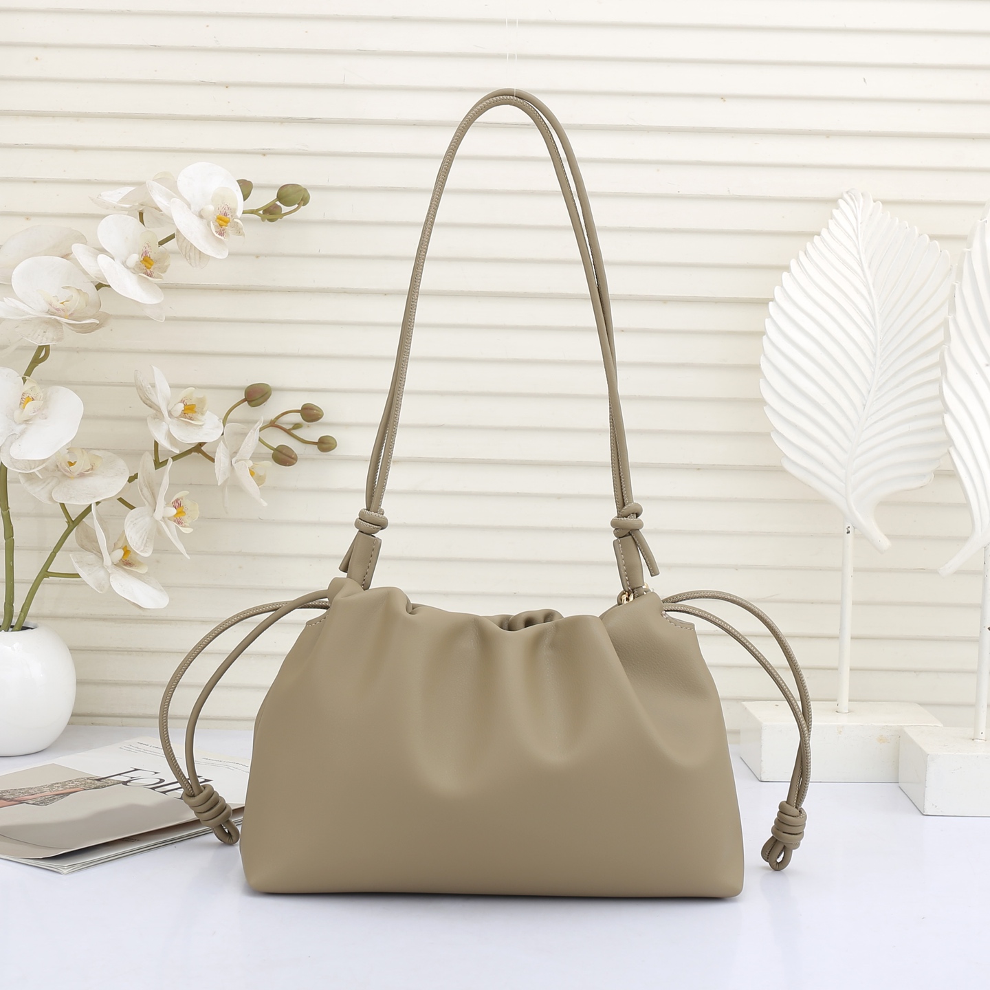 LOEWE罗意威云朵包杨幂、奚梦瑶同款、软软绵绵的purse的一款牛皮抽绳云朵包、独特的包型，背在身上瞬