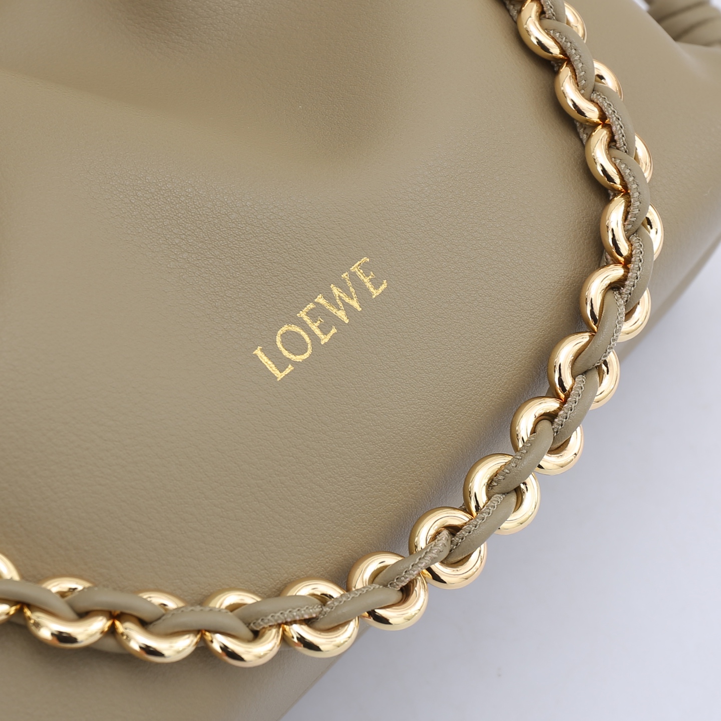 LOEWE罗意威云朵包杨幂、奚梦瑶同款、软软绵绵的purse的一款牛皮抽绳云朵包、独特的包型，背在身上瞬