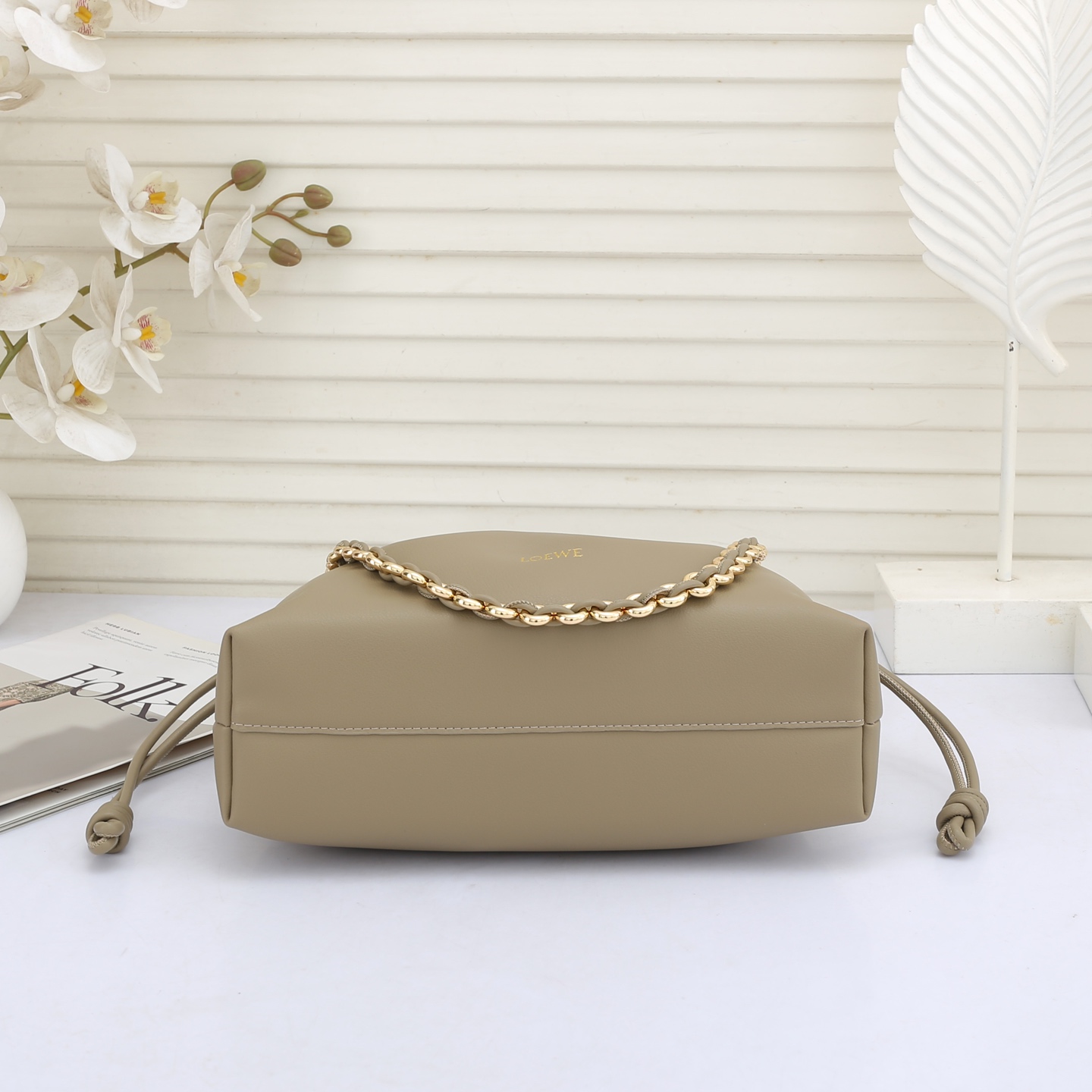 LOEWE罗意威云朵包杨幂、奚梦瑶同款、软软绵绵的purse的一款牛皮抽绳云朵包、独特的包型，背在身上瞬