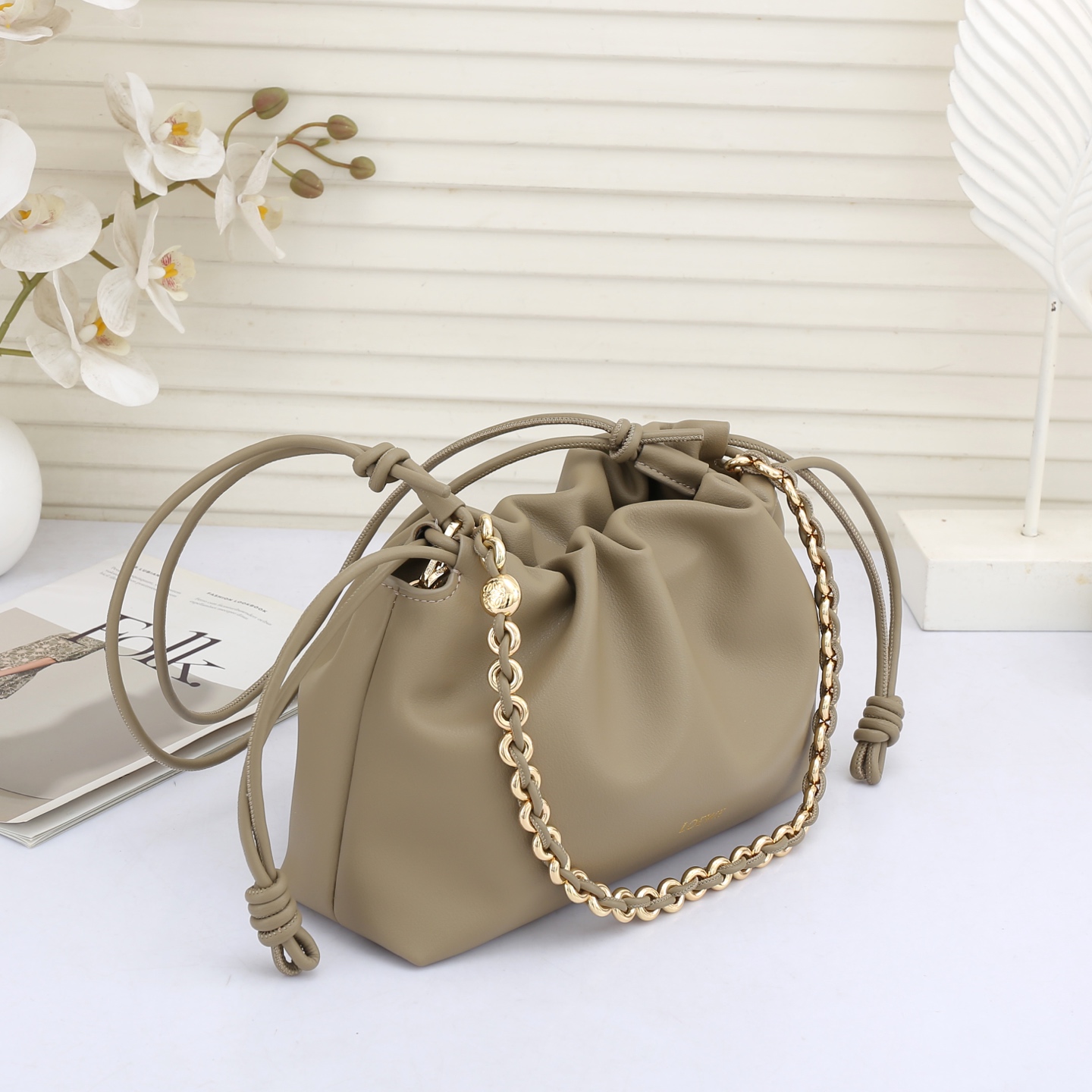 LOEWE罗意威云朵包杨幂、奚梦瑶同款、软软绵绵的purse的一款牛皮抽绳云朵包、独特的包型，背在身上瞬