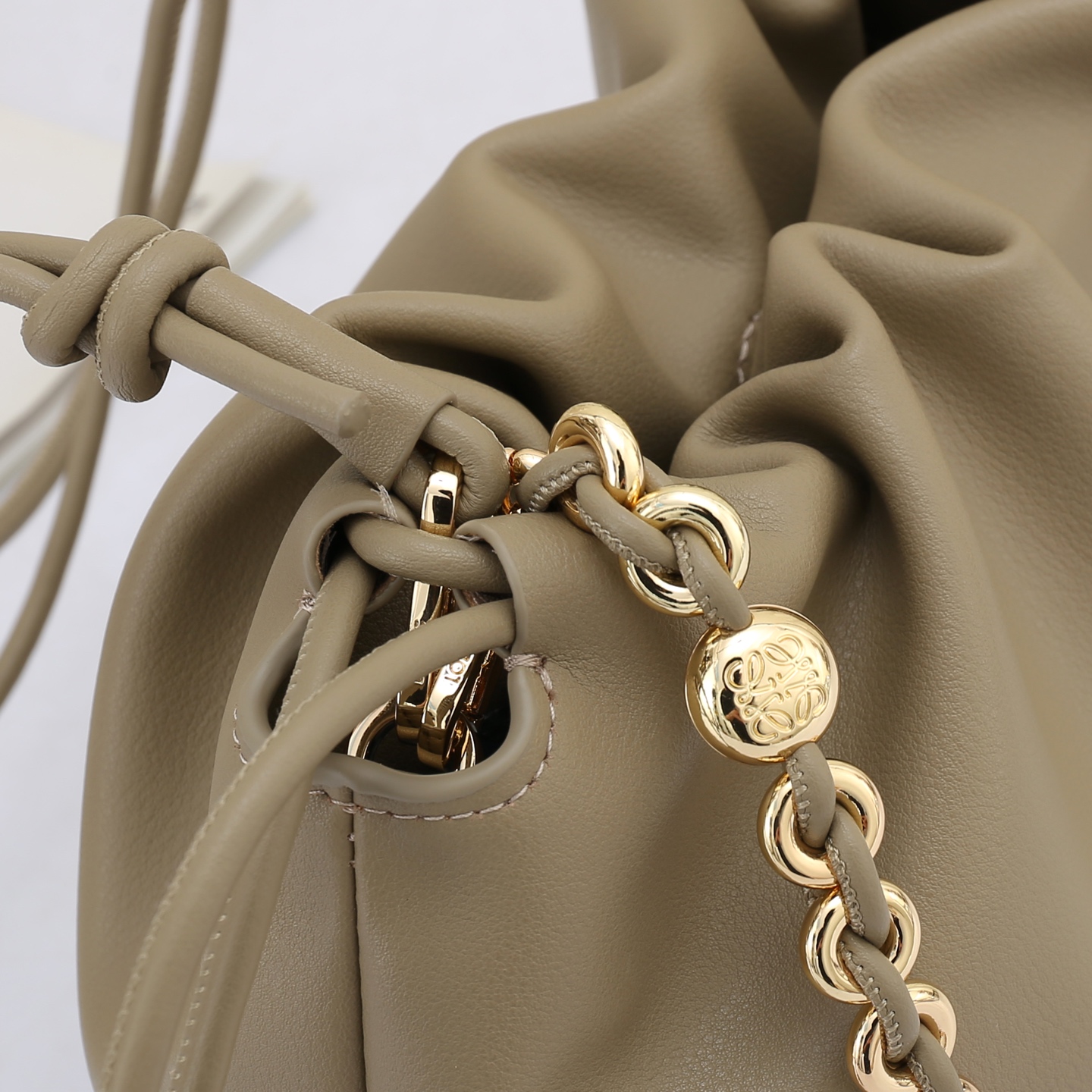 LOEWE罗意威云朵包杨幂、奚梦瑶同款、软软绵绵的purse的一款牛皮抽绳云朵包、独特的包型，背在身上瞬