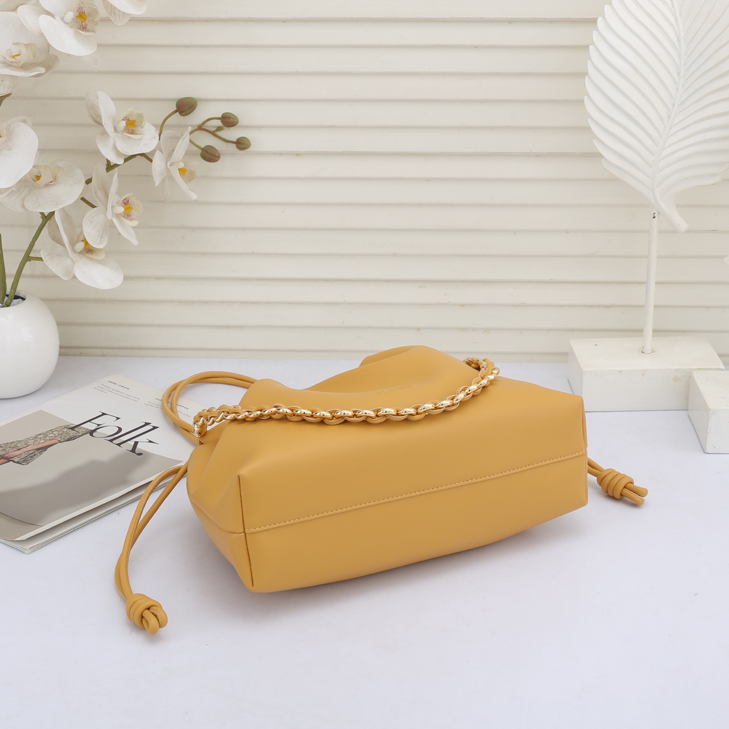 LOEWE罗意威云朵包杨幂、奚梦瑶同款、软软绵绵的purse的一款牛皮抽绳云朵包、独特的包型，背在身上瞬