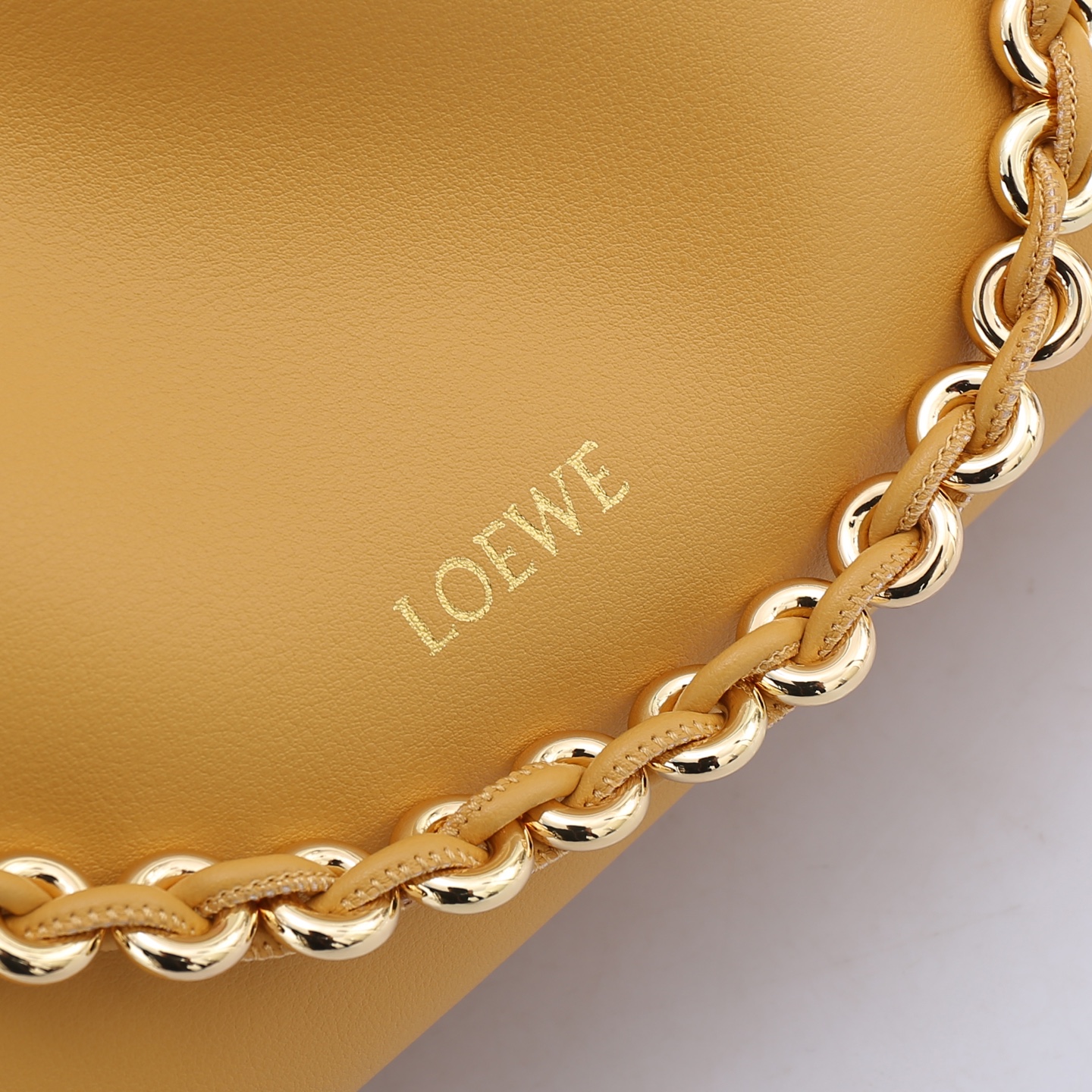 LOEWE罗意威云朵包杨幂、奚梦瑶同款、软软绵绵的purse的一款牛皮抽绳云朵包、独特的包型，背在身上瞬