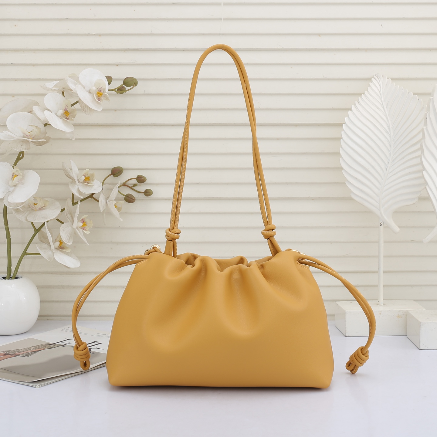 LOEWE罗意威云朵包杨幂、奚梦瑶同款、软软绵绵的purse的一款牛皮抽绳云朵包、独特的包型，背在身上瞬