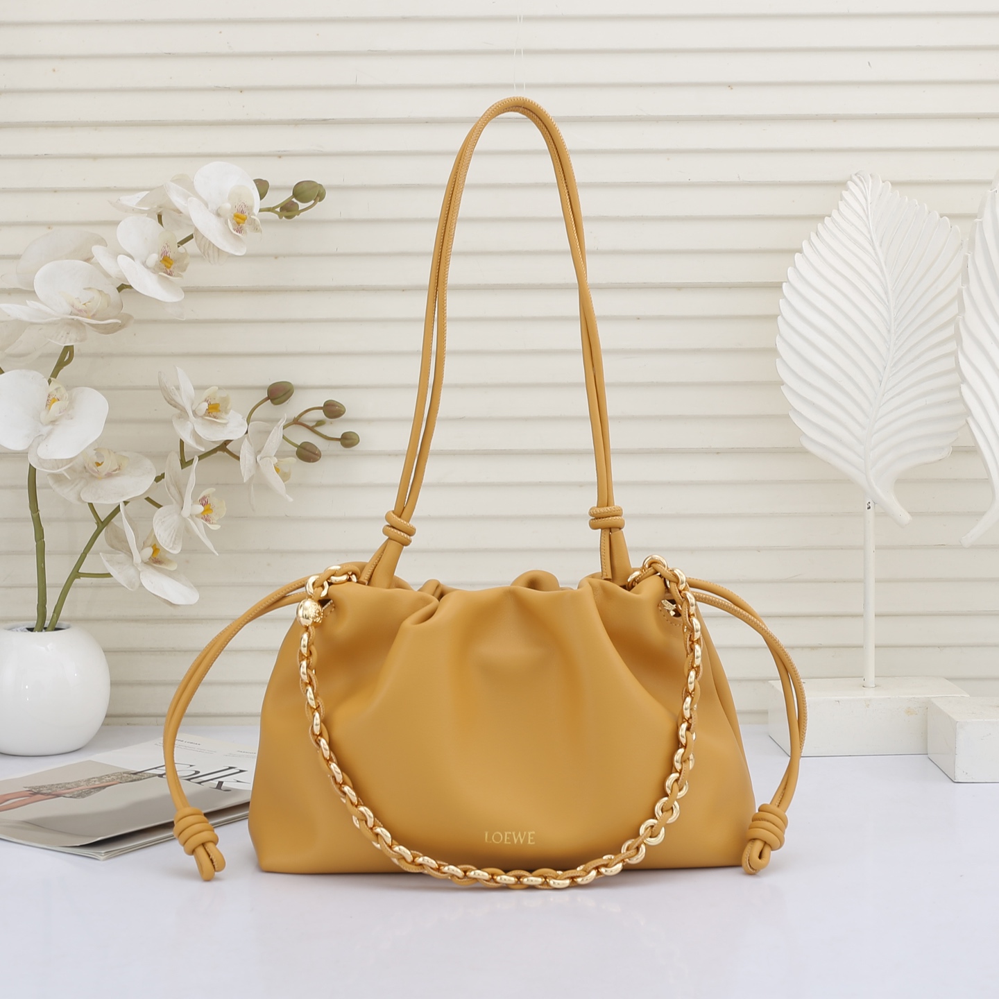 LOEWE罗意威云朵包杨幂、奚梦瑶同款、软软绵绵的purse的一款牛皮抽绳云朵包、独特的包型，背在身上瞬