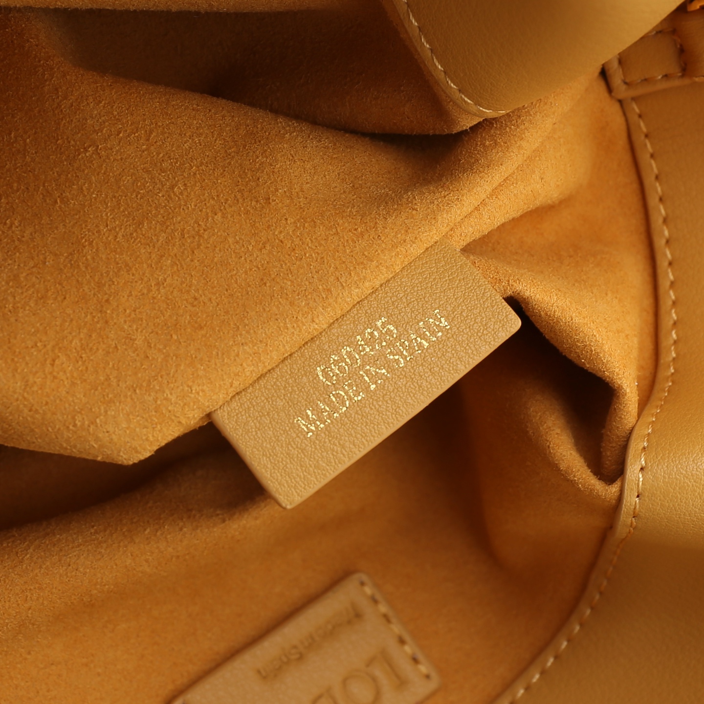 LOEWE罗意威云朵包杨幂、奚梦瑶同款、软软绵绵的purse的一款牛皮抽绳云朵包、独特的包型，背在身上瞬