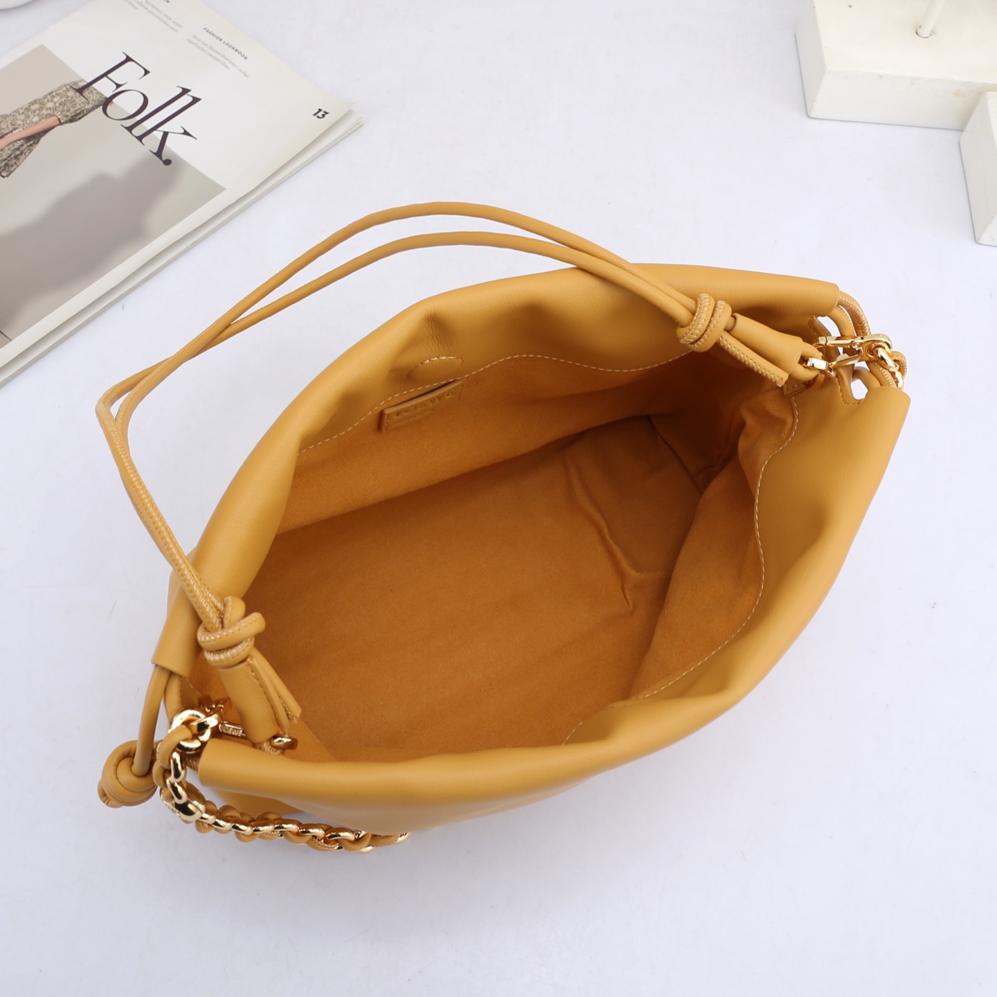 LOEWE罗意威云朵包杨幂、奚梦瑶同款、软软绵绵的purse的一款牛皮抽绳云朵包、独特的包型，背在身上瞬