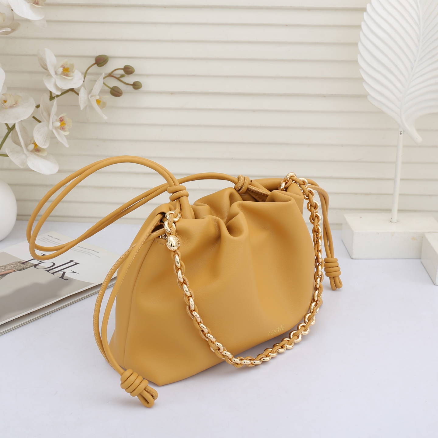 LOEWE罗意威云朵包杨幂、奚梦瑶同款、软软绵绵的purse的一款牛皮抽绳云朵包、独特的包型，背在身上瞬