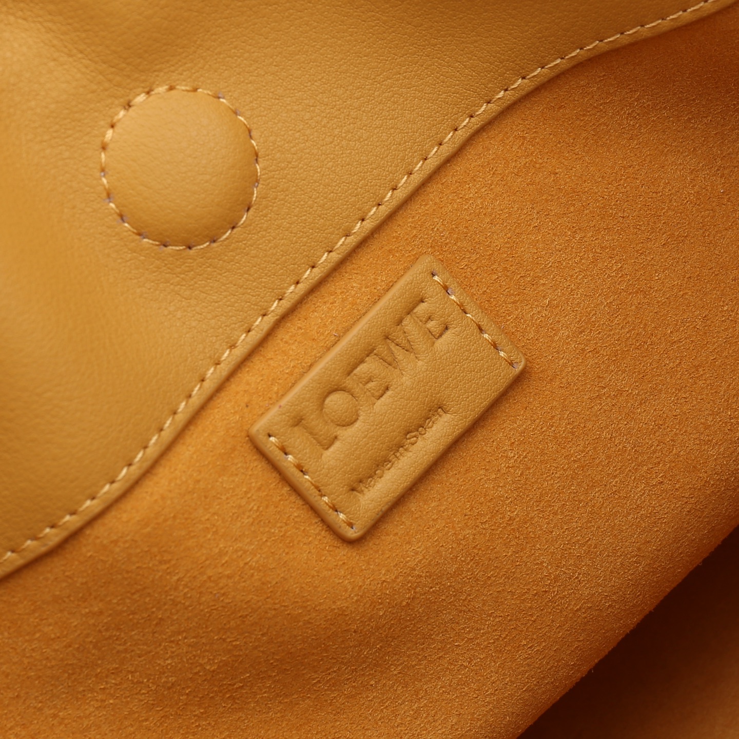 LOEWE罗意威云朵包杨幂、奚梦瑶同款、软软绵绵的purse的一款牛皮抽绳云朵包、独特的包型，背在身上瞬