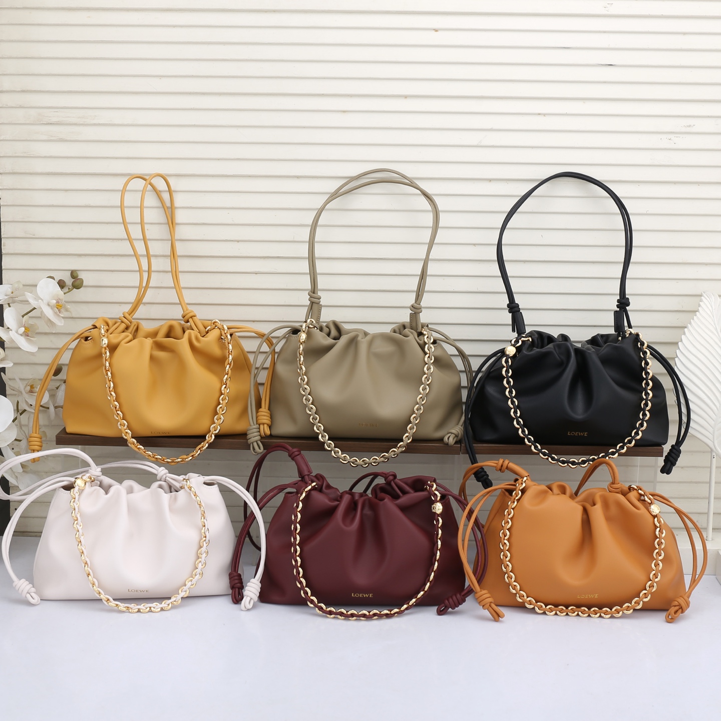 LOEWE罗意威云朵包杨幂、奚梦瑶同款、软软绵绵的purse的一款牛皮抽绳云朵包、独特的包型，背在身上瞬