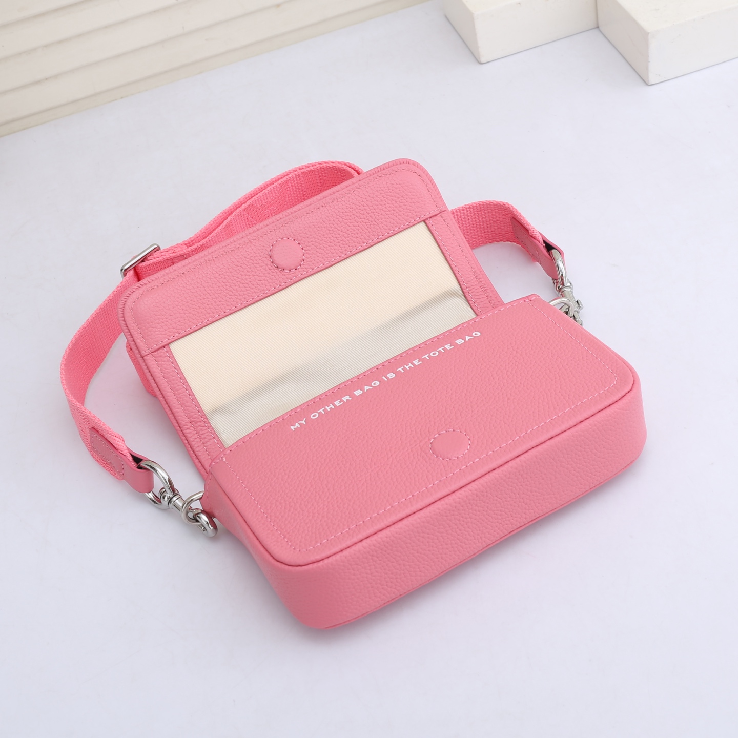 MarcJacobs春夏新品到货啦，夏天𥚃的多巴胺，适合活力四射的你[666]小小身躯大大容量！夏季超级