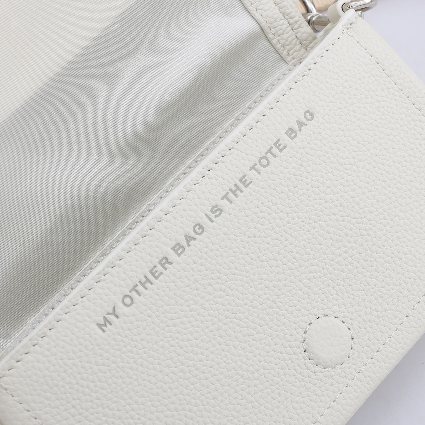 MarcJacobs春夏新品到货啦，夏天𥚃的多巴胺，适合活力四射的你[666]小小身躯大大容量！夏季超级