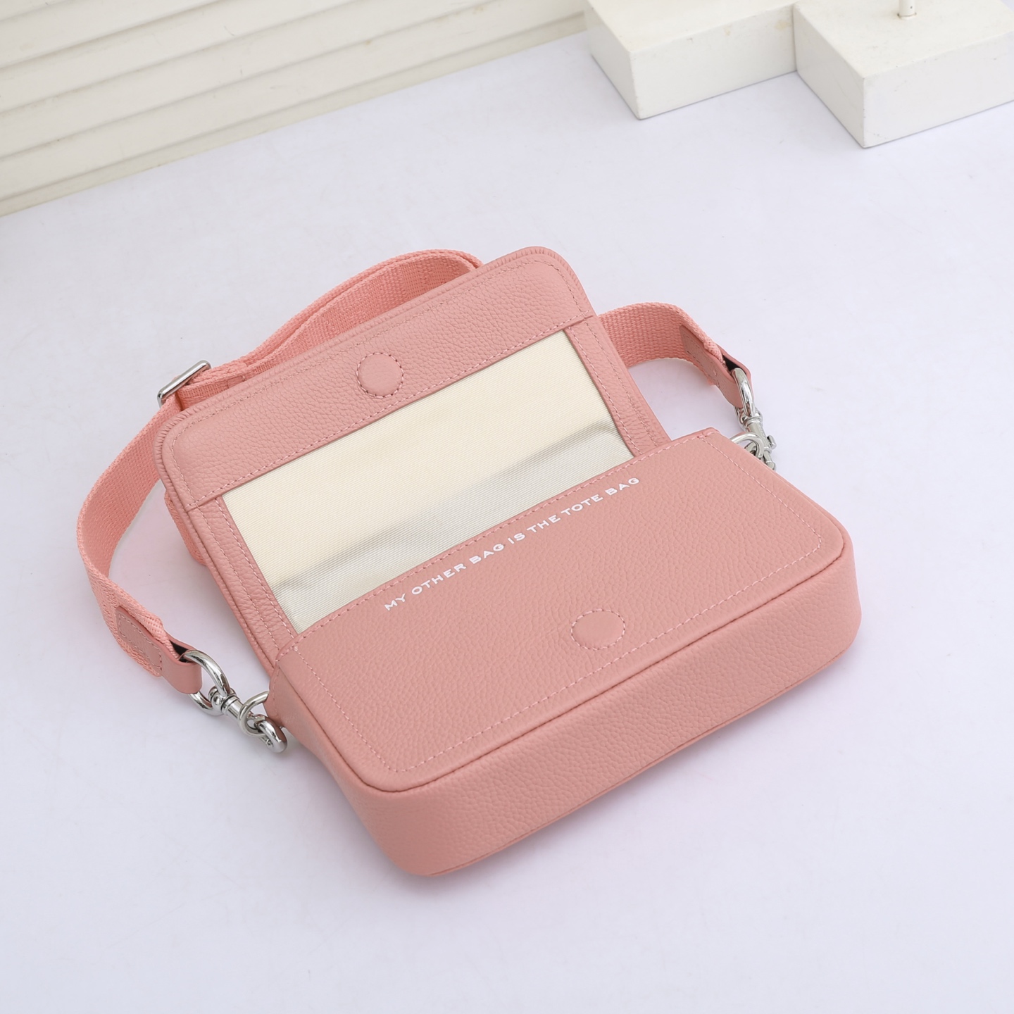 MarcJacobs春夏新品到货啦，夏天𥚃的多巴胺，适合活力四射的你[666]小小身躯大大容量！夏季超级