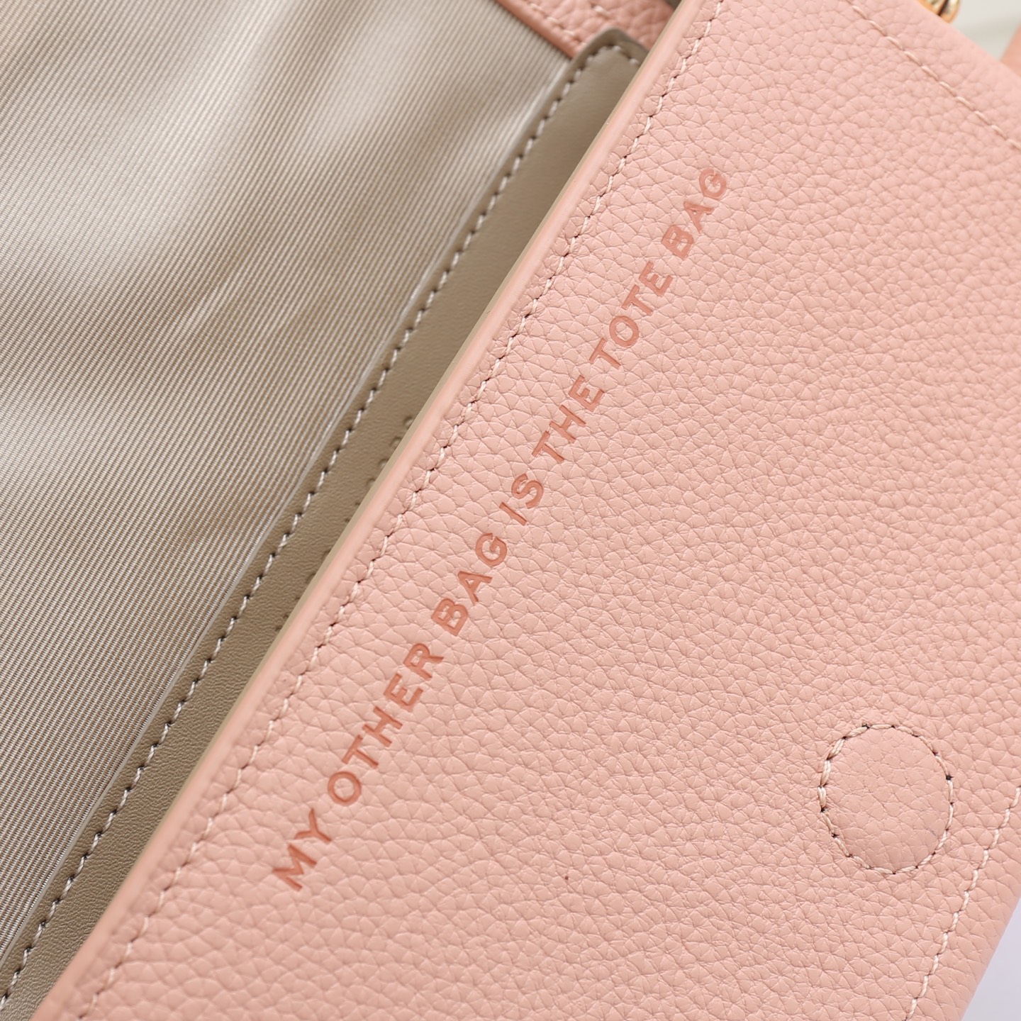 MarcJacobs春夏新品到货啦，夏天𥚃的多巴胺，适合活力四射的你[666]小小身躯大大容量！夏季超级