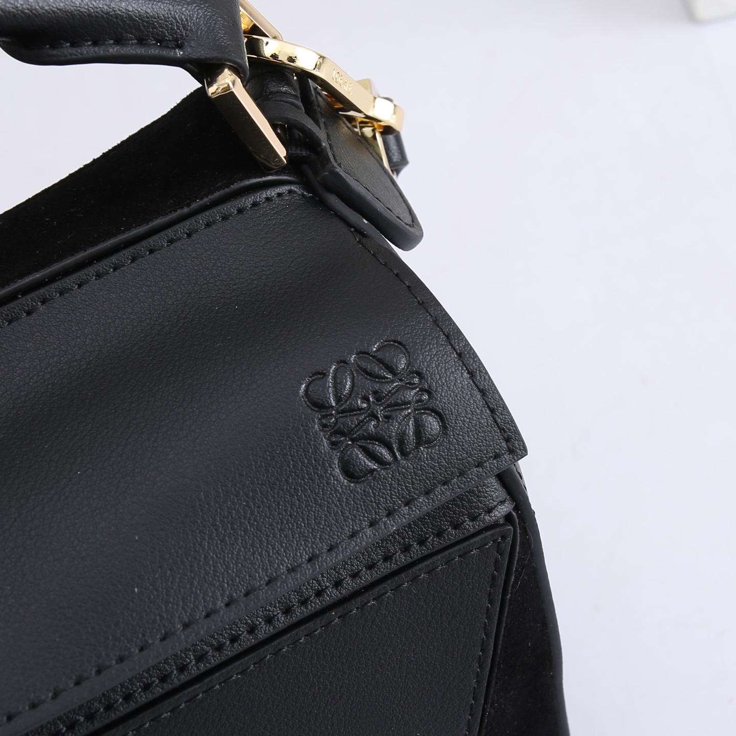 杨幂同款2025秋季新款LOEWE Featherlight Puzzle2手袋崭新推出原版皮拼磨砂绒F