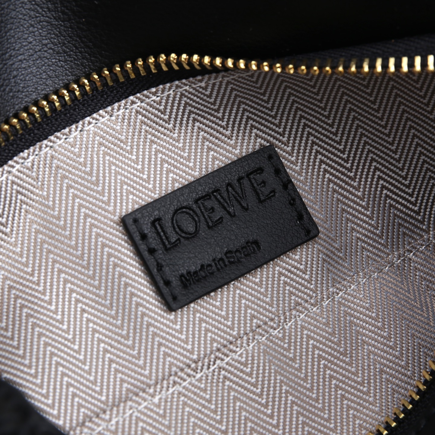 杨幂同款2025秋季新款LOEWE Featherlight Puzzle2手袋崭新推出原版皮拼磨砂绒F