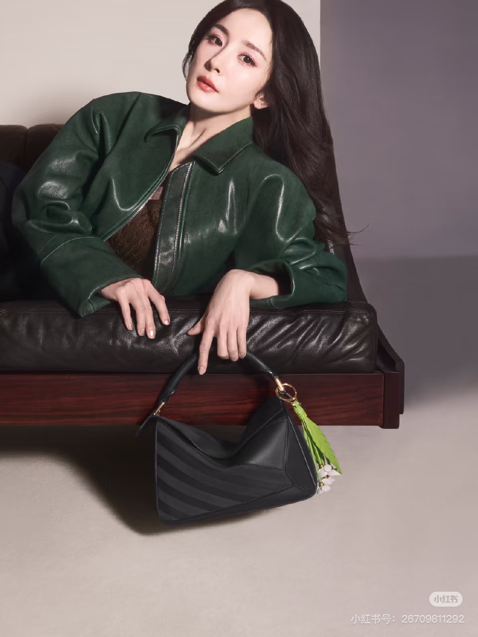 杨幂同款2025秋季新款LOEWE Featherlight Puzzle2手袋崭新推出原版皮拼磨砂绒F