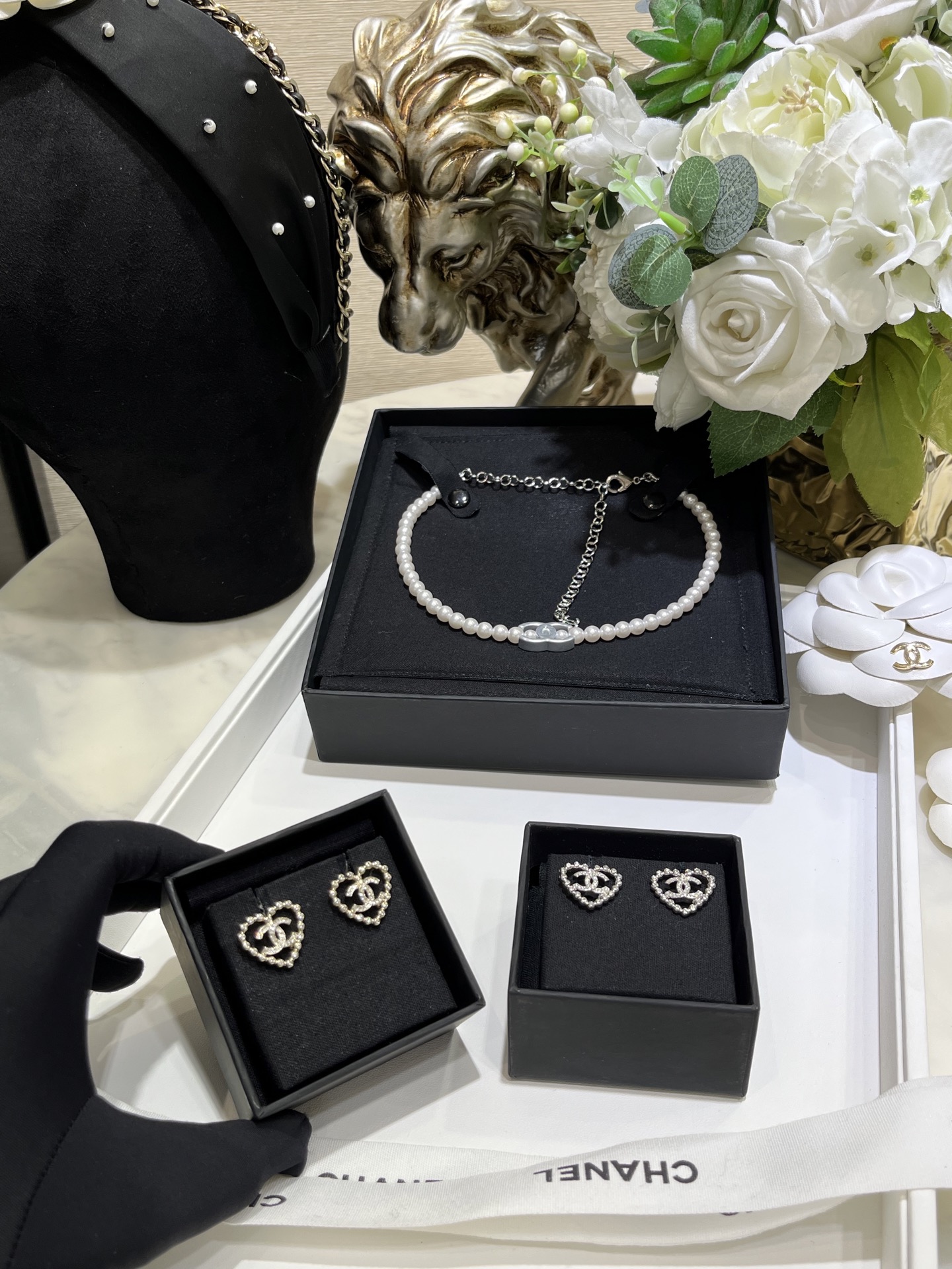 NO:104221,25P new light gold full diamond double C hollow love earrings, metal diamond-inlaid small round bead hollow love heart full diamond double C gentle noble and lightweight, wear without pressure on the ears!  , Chanel stud earrings, chanel1986090925P新款浅金色满钻双C镂空爱心耳钉 金属镶钻小圆珠镂空爱心满钻双C 温柔贵气又很轻巧 佩戴上耳无压力！,香奈儿耳钉,chanel,Jewelry