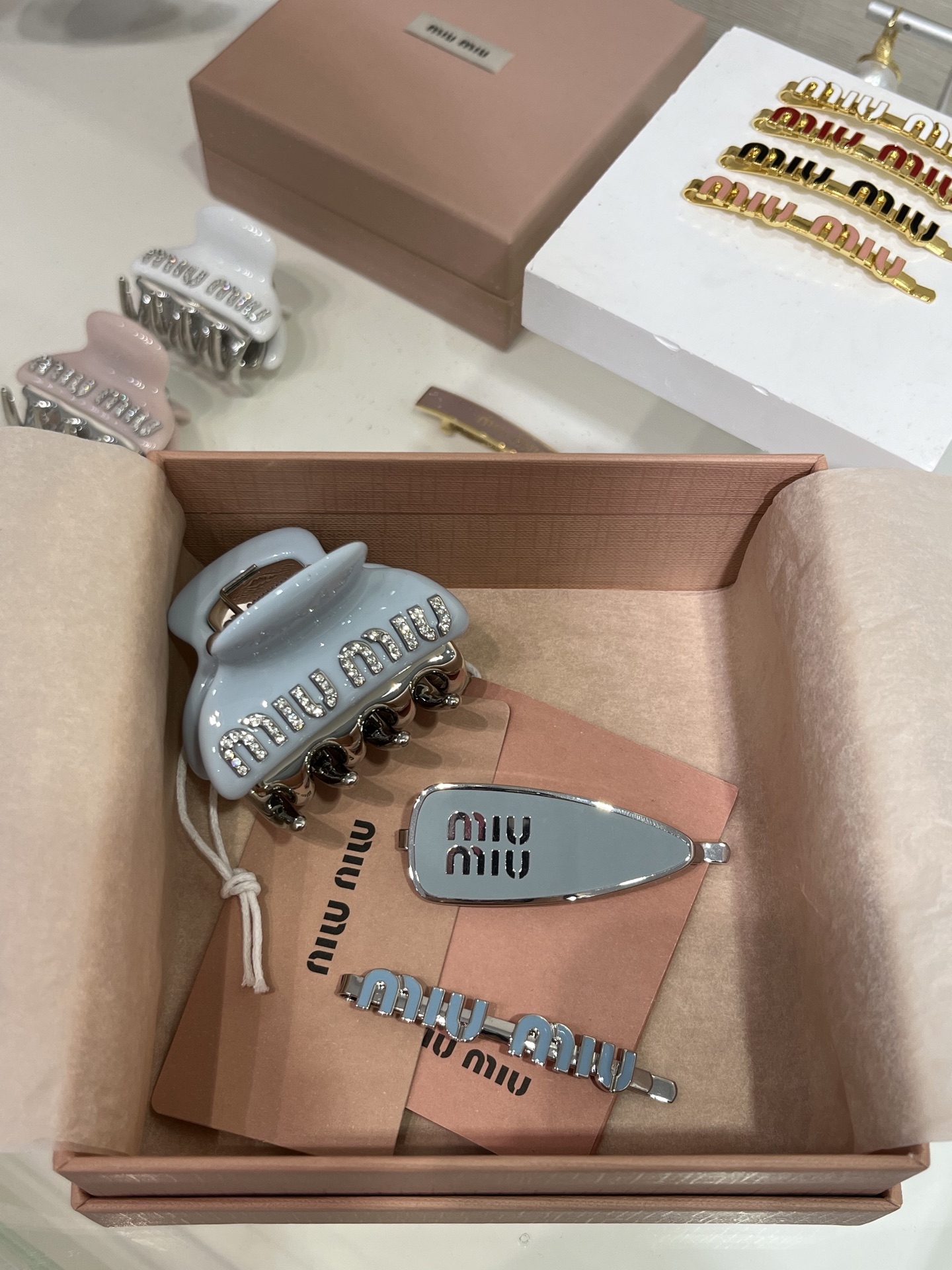 NO:632281,Single piece 88180, new color purchased from yb, new haze blue enamel letter silver word clip, enamel letter metal word clip, sweet and rustic, can be used to clip bangs, clip broken hair, super practical, has just the right atmosphere, simple and exquisite, Cardia high-end jewelry19860909单只88180 新色购入yb 新款雾霾蓝色珐琅字母银色一字夹 珐琅字母金属一字夹 又甜又飒 可以用来夹刘海、夹碎发,超级实用 氛围感拿捏得刚刚好 简简单单又精致,,卡迪亚高端饰品,Jewelry