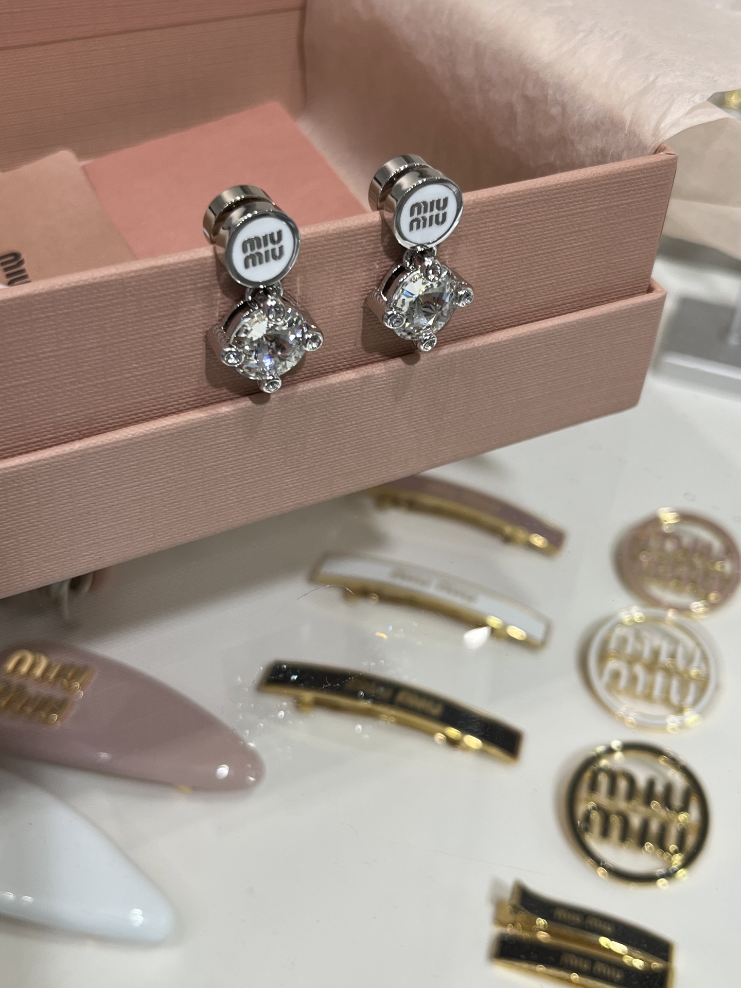 NO:632334,88200. Arrive today and buy yb's new white enamel letter metal round large rhinestone earrings. Enamel m letter round plate with extra large Swarovski diamonds. blingbling minimalist design without losing girlishness. Exclusive purchase from yb. Customized. Brass material. Swarovski crystal, Cartier high-end jewelry.1986090988200.今日到货购入yb 新款白色珐琅字母金属圆形大颗水钻耳钉 珐琅m字母圆牌超大颗施华洛钻 blingbling极简设计感又不失少女心 独家购入yb定制 黄铜材质 施华洛水晶,,卡迪亚高端饰品,Jewelry