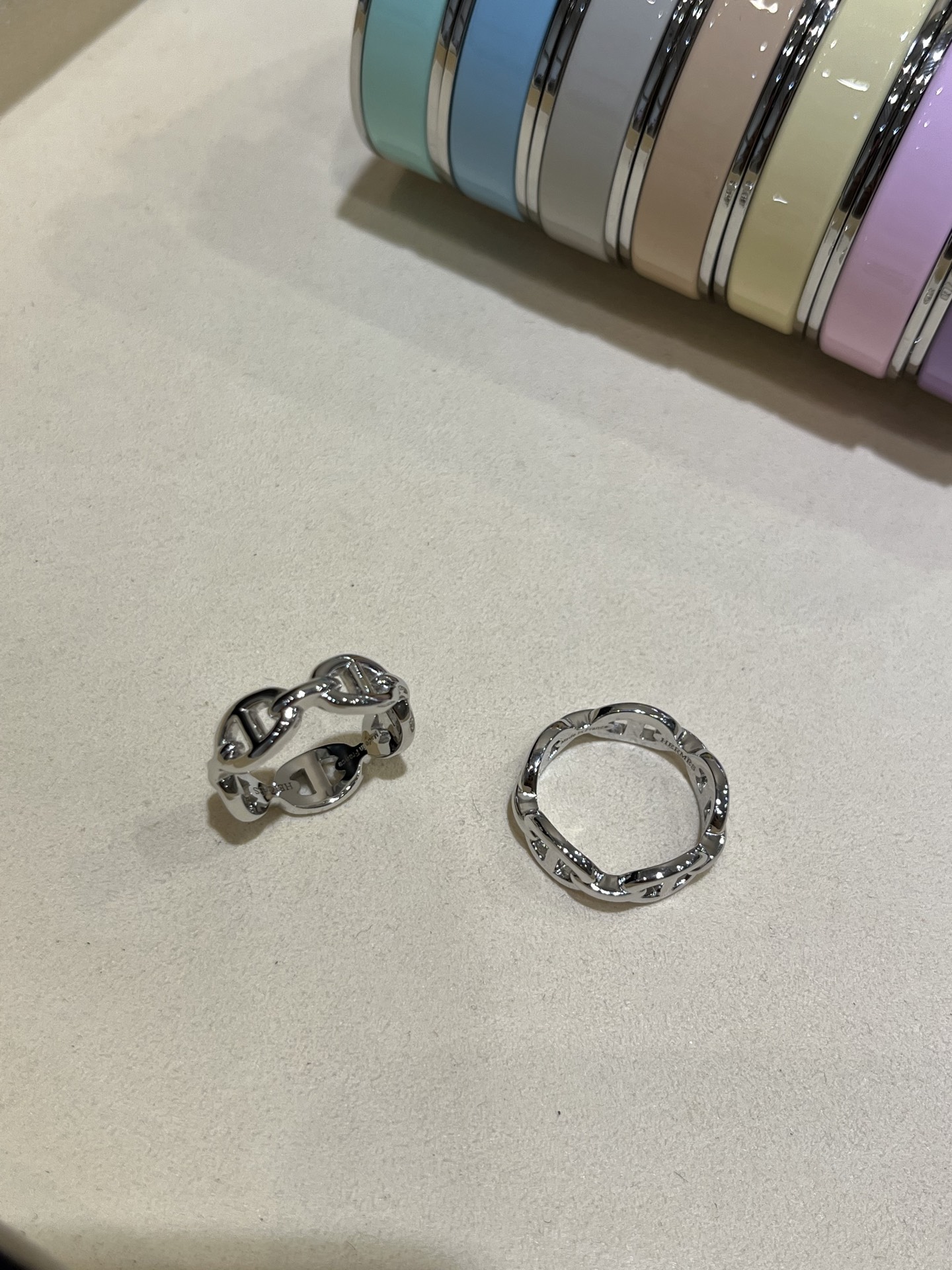 NO:635509,88200, arrived today to buy yb's new classic pig nose silver ring. The most classic pig nose silver jewelry series. It is very difficult to buy at the counter. It is very personalized and fashionable for daily matching with a sense of leisure. It is made of the same silver as yb. The texture is very good and you can buy it with confidence. The size is US code 6-7-8. H ring, ring, Cardia high-end jewelry1986090988200,今日到货购入yb 新款经典猪鼻子银色戒指 最经典的猪鼻子银饰系列 专柜超难买 日常搭配非常个性时髦自带休闲感 yb一样银材质 质感很好放心入 尺码size美码6-7-8码 H戒指,,ring,卡迪亚高端饰品,Jewelry