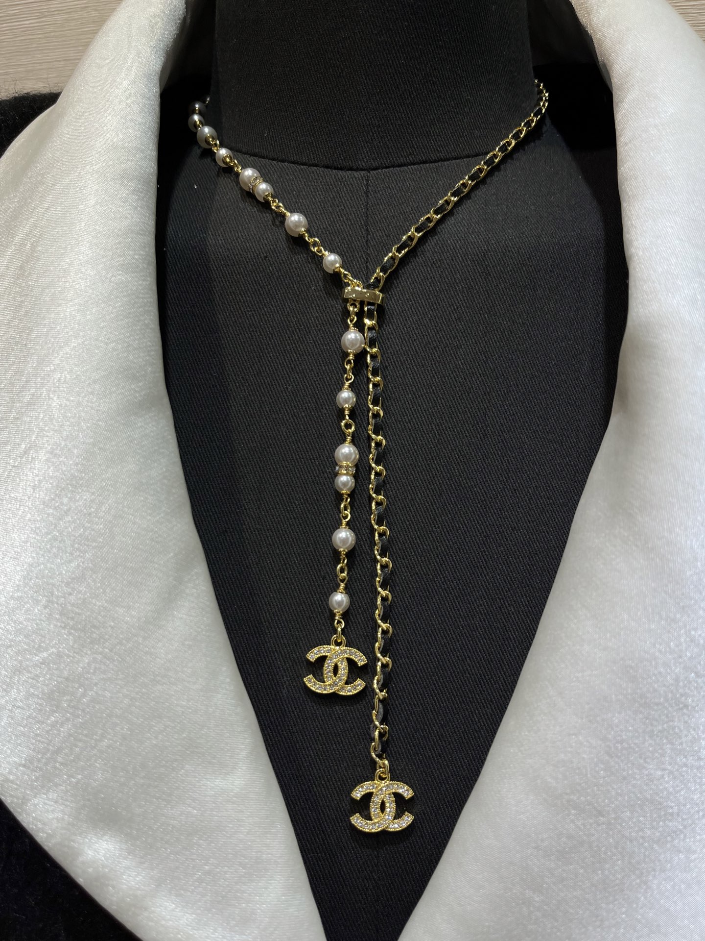 NO:635470,88230, arrived today. Double pendant. 25C new gold full diamond double C pendant leather threaded pearl necklace. Double design of classic leather threaded pearl chain. Very retro vintage flavor. Whoever wears it will look good. Customized. Brass material, lambskin, Swarovski diamonds. Necklace with packaging box, necklace, sheepskin, Cartier high-end jewelry.1986090988230,今日到货 双吊坠 25C新款金色满钻双C吊坠皮穿链珍珠项链 经典皮穿链珍珠链条的双拼设计 很有复古vintage味道 谁戴谁好看 z定制 黄铜材质 小羊皮 施华洛钻 项链带包装盒,,necklace,sheepskin,卡迪亚高端饰品,Jewelry