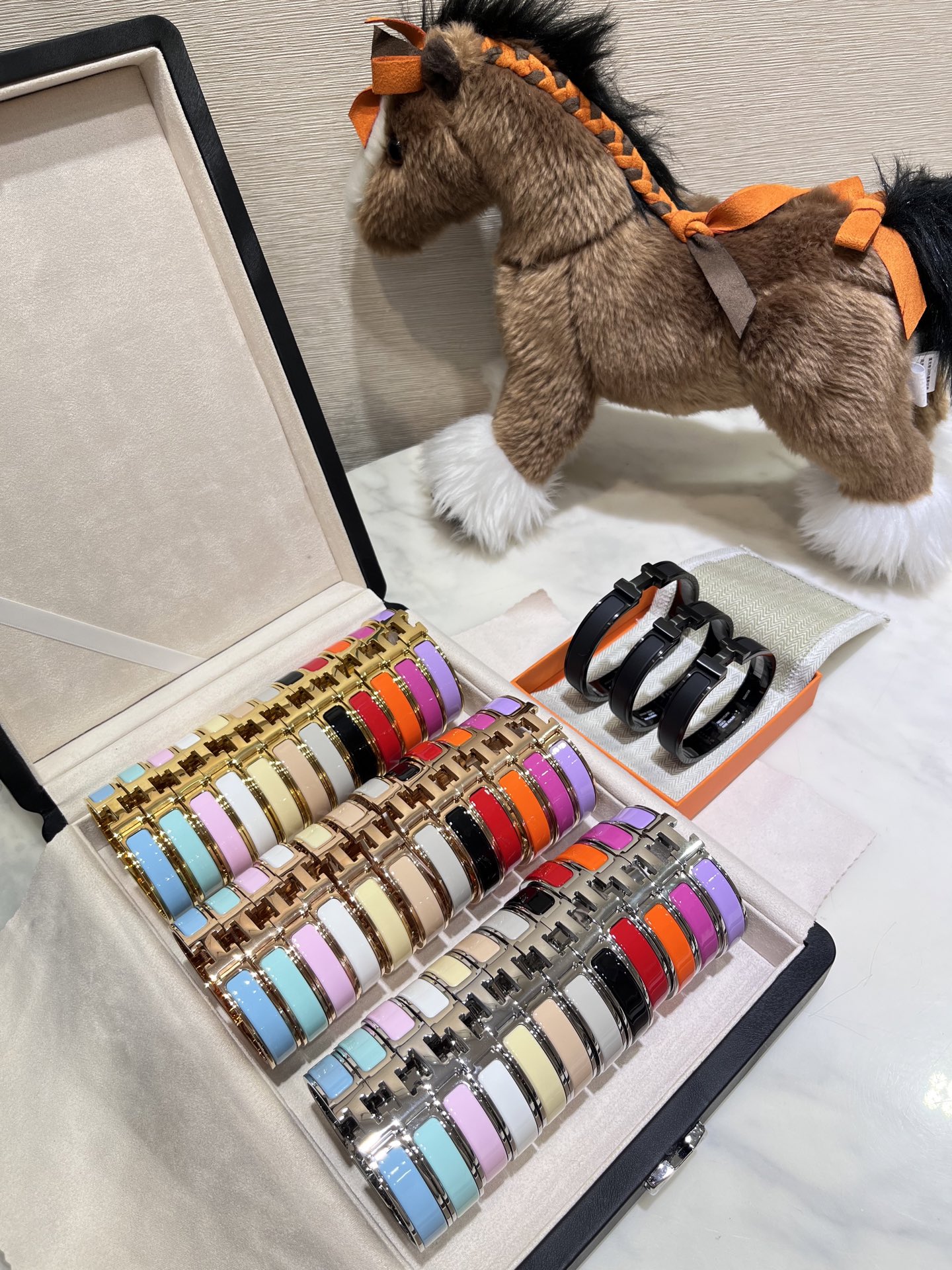 NO:634414,Chinese Valentine's Day gift: a collection of new H letter colored enamel bracelets. Versatile and durable classic models are often looked for by people, so we have arranged dozens of colors for you, bracelets, and high-end Cartier jewelry.19860909七夕礼物 新款H字母彩色珐琅手镯合集 百搭耐看的经典款经常有人来找 所以给大家安排了几十个配色,,bracelet,卡迪亚高端饰品,Jewelry