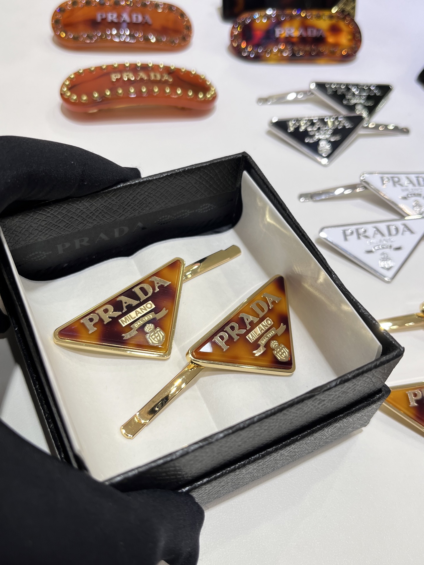 NO:631657,88180, today's new hairpin set, new golden letters, tortoise-shell color resin triangle logo one-word hairpin hairpin, Maillard color golden brown, retro and artistic, and very versatile. It has an amber translucency under the light or in the sun. Y2k hot girl school belle Bai Fumei equipment. Buy it and earn z customization. Same brass material resin, hairpins, Cardia high-end jewelry1986090988180,今日新品发夹套装 新款金色字母玳瑁色树脂三角标一字夹发夹 美拉德色系金棕色 复古文艺又很百搭 灯光下或阳光下有种琥珀的透亮感 y2k辣妹校花白富美装备 买到赚到 z定制 一致黄铜材质树脂,,hairpins,卡迪亚高端饰品,Jewelry