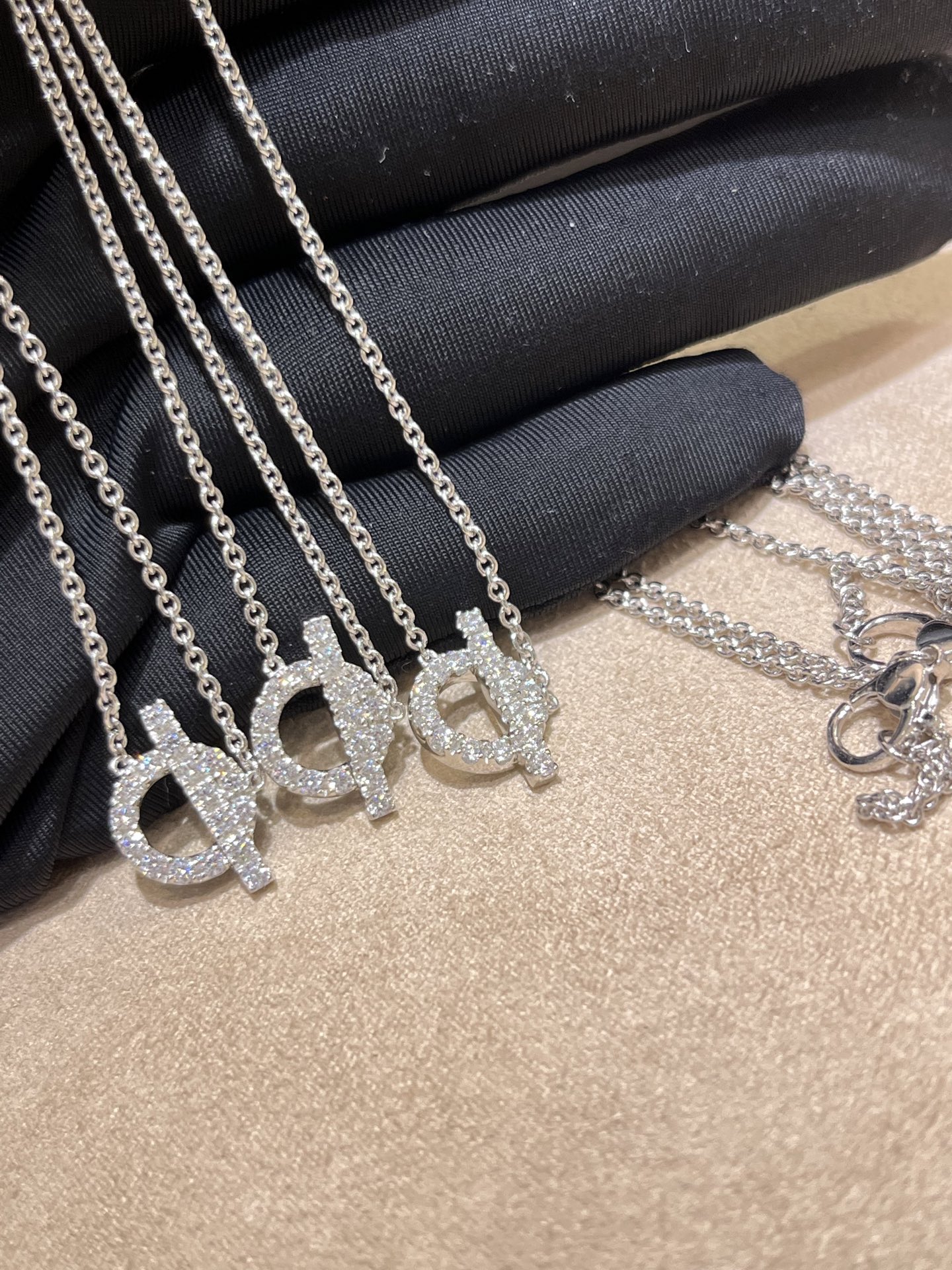 NO:104397,Small Q necklace New Finesse Platinum Diamond Q necklace Super classic Platinum Small Q Clamboy chain must be included You often come to visit and will not be outdated no matter how long it takes Simple and versatile The shiny super suitable for daily wear, Hermes necklace, hermes, necklace19860909小Q项链 新款Finesse白金色镶钻Q项链 超级经典的白金色小Q 家锁骨链必入 经常有客人来找 无论多久都不会过时 简约百搭 闪闪的超级适合日常佩戴,爱马仕项链,hermes,necklace,Jewelry