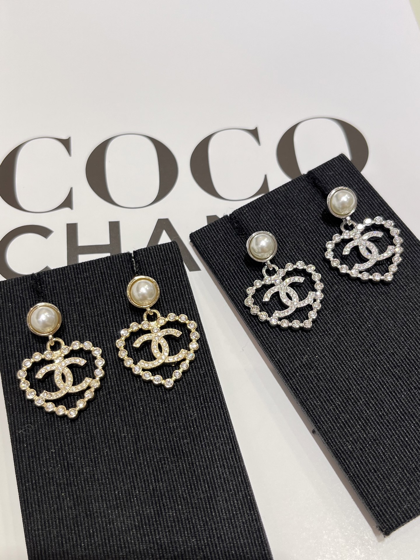 NO:103913,25P new light gold full diamond double C hollow heart pendant pearl earrings metal diamond small round bead hollow heart full diamond double C too gentle and beautiful rich girl feels right, Chanel earrings, chanel, earrings1986090925P新款浅金色满钻双C镂空爱心吊坠珍珠耳环 金属镶钻小圆珠镂空爱心满钻双C 太显温柔了有颜有钱小姐姐即视感,香奈儿耳钉,chanel,earrings,Jewelry