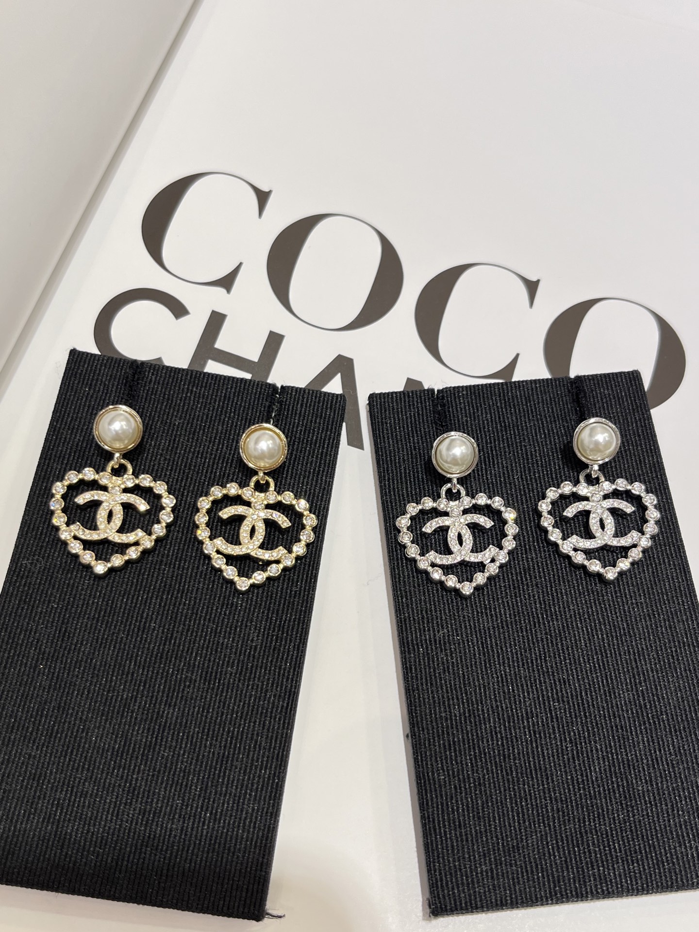 NO:633349,88160 Arrive today in silver style. 25 new silver full diamond double C hollow love pendant pearl earrings. Metal diamond small round beads hollow love full diamond double C. So gentle. A pretty and rich lady. Instant sense. Consistent brass material. Customized crystal. Customized pearls. Cardia high-end jewelry.1986090988160今日到货银色款 25新款银色满钻双C镂空爱心吊坠珍珠耳钉 金属镶钻小圆珠镂空爱心满钻双C 太显温柔了有颜有钱小姐姐即视感 z一致黄铜材质 定制水晶 定制珍珠,,卡迪亚高端饰品,Jewelry