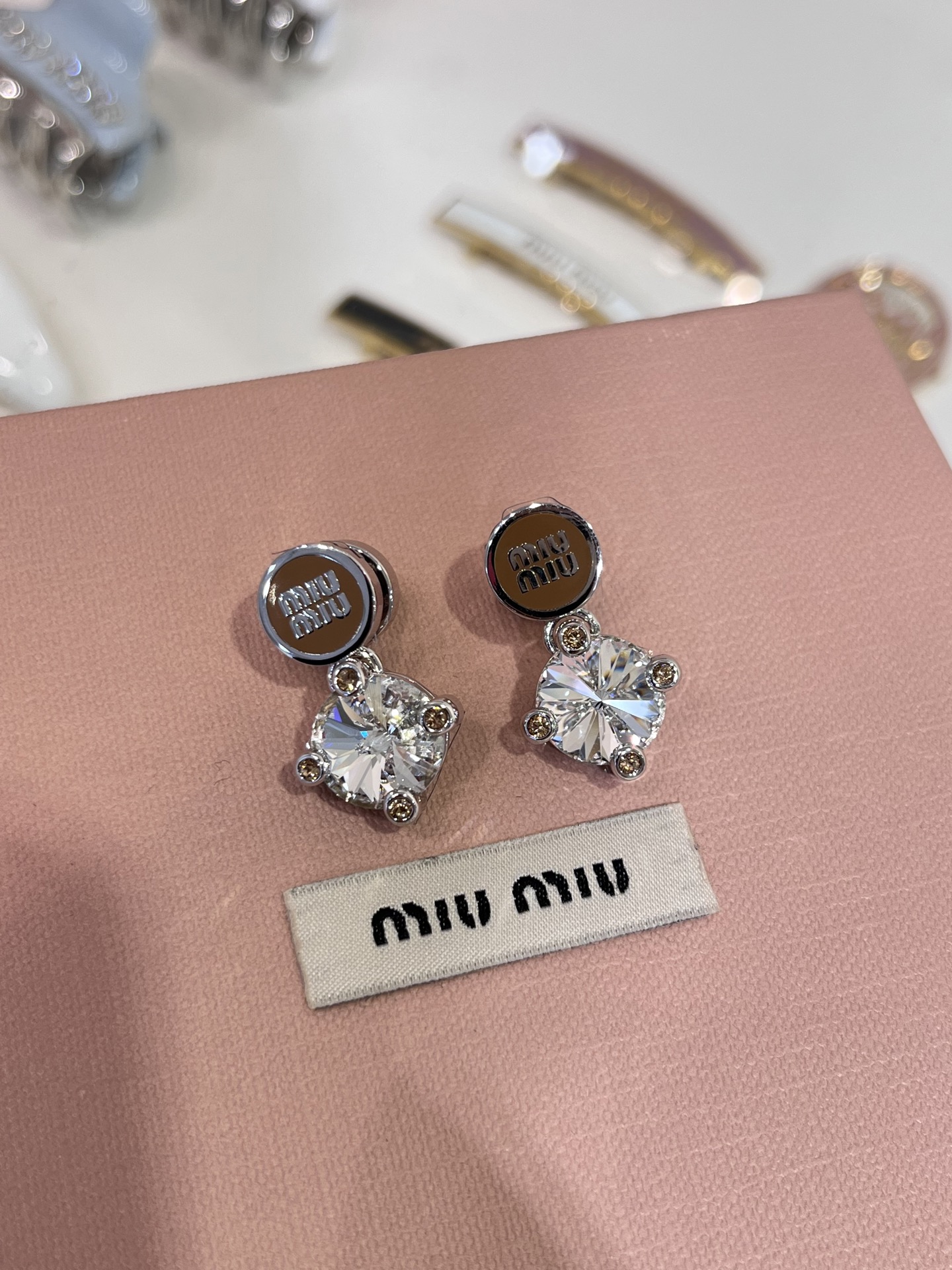 今日到货💎赵今麦同款
𝐌𝐈𝐔𝐌𝐈𝐔新款棕色珐琅字母金属圆形大颗水钻耳钉

棕色珐琅m字母小纽扣很美拉德的感觉
搭配大颗水晶blingbling少女感满满💕

zp版定制 黄铜材质 施华洛水晶 耳堵cnc
