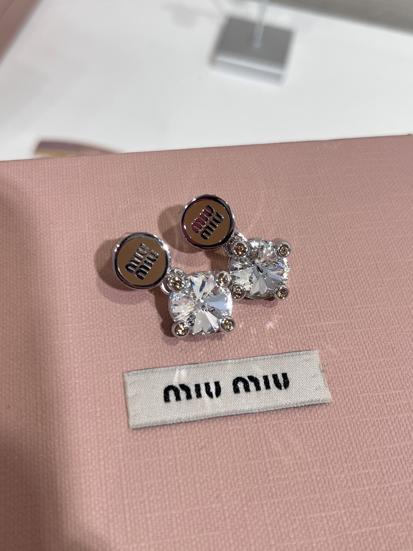 今日到货💎赵今麦同款
𝐌𝐈𝐔𝐌𝐈𝐔新款棕色珐琅字母金属圆形大颗水钻耳钉

棕色珐琅m字母小纽扣很美拉德的感觉
搭配大颗水晶blingbling少女感满满💕

zp版定制 黄铜材质 施华洛水晶 耳堵cnc
