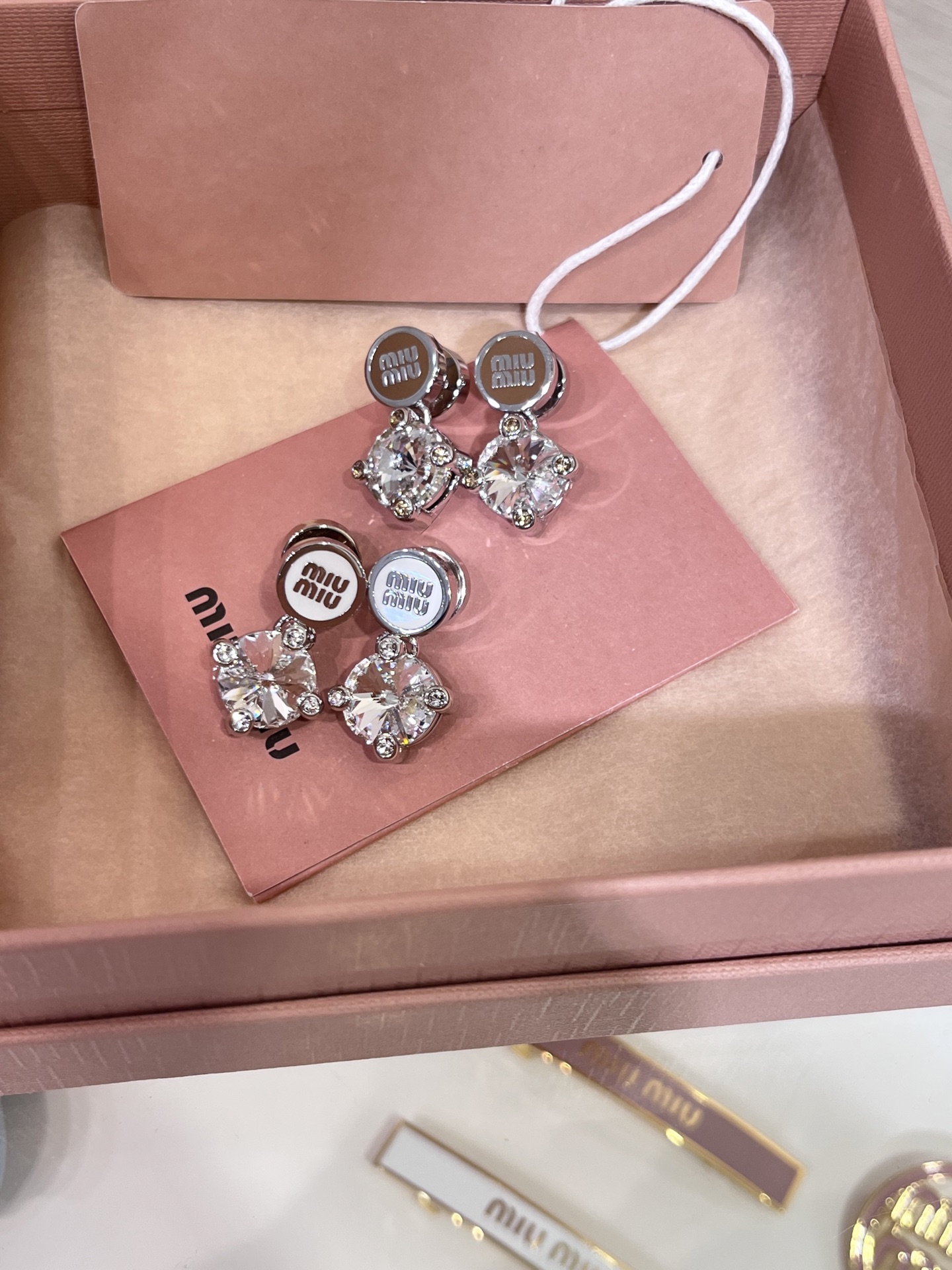 NO:632337,88200, the same style as Zhao Jinmai arrived today. New brown enamel letter metal round large rhinestone earrings. The brown enamel M letter small button has a Maillard feel. It is paired with large crystal blingbling for a girly look. Z version customization. Brass material. Swarovski crystal. Ear plugs. CNC, Cardia high-end jewelry.1986090988200,今日到货赵今麦同款 新款棕色珐琅字母金属圆形大颗水钻耳钉 棕色珐琅m字母小纽扣很美拉德的感觉 搭配大颗水晶blingbling少女感满满 z版定制 黄铜材质 施华洛水晶 耳堵cnc,,卡迪亚高端饰品,Jewelry