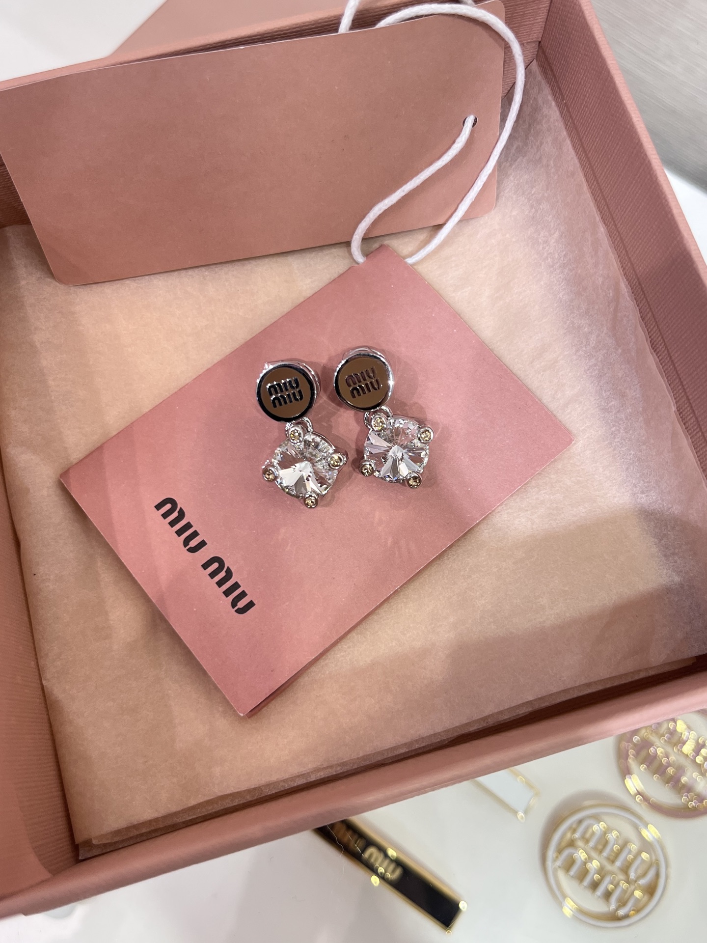 今日到货💎赵今麦同款
𝐌𝐈𝐔𝐌𝐈𝐔新款棕色珐琅字母金属圆形大颗水钻耳钉

棕色珐琅m字母小纽扣很美拉德的感觉
搭配大颗水晶blingbling少女感满满💕

zp版定制 黄铜材质 施华洛水晶 耳堵cnc
