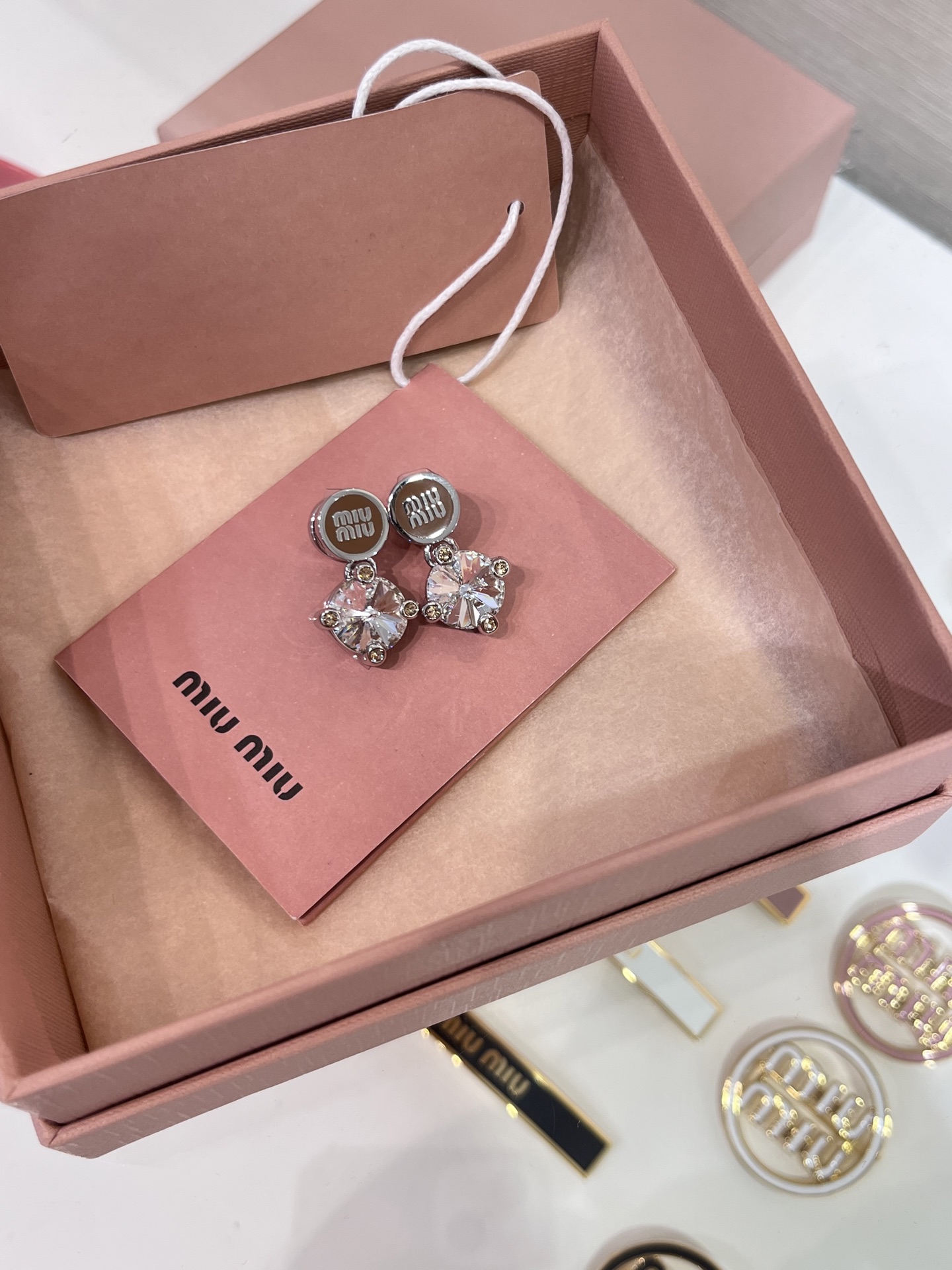 今日到货💎赵今麦同款
𝐌𝐈𝐔𝐌𝐈𝐔新款棕色珐琅字母金属圆形大颗水钻耳钉

棕色珐琅m字母小纽扣很美拉德的感觉
搭配大颗水晶blingbling少女感满满💕

zp版定制 黄铜材质 施华洛水晶 耳堵cnc
