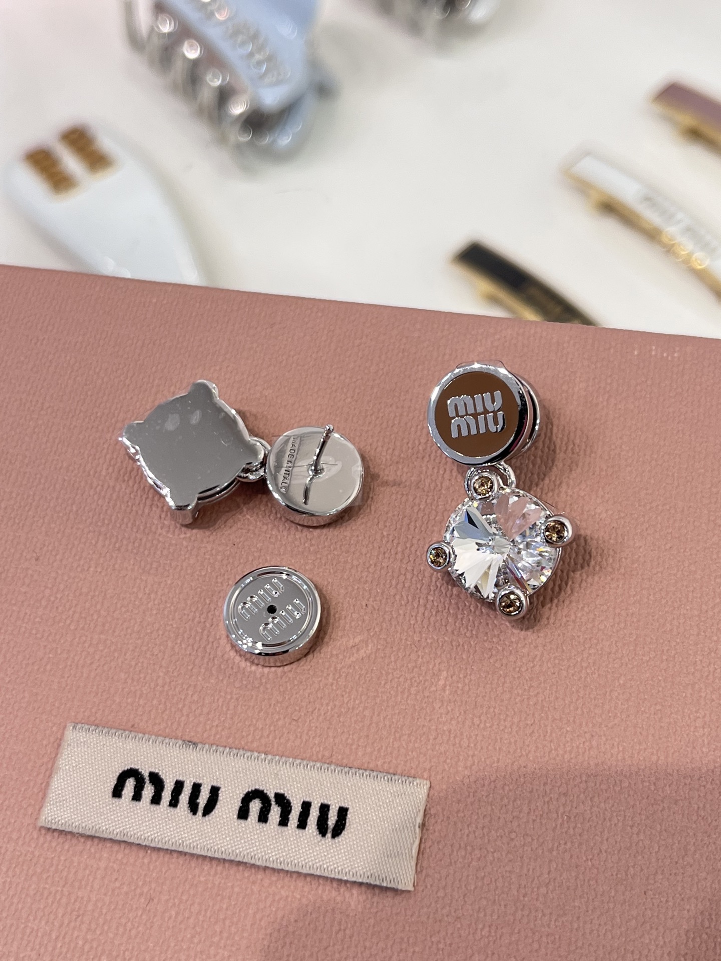 今日到货💎赵今麦同款
𝐌𝐈𝐔𝐌𝐈𝐔新款棕色珐琅字母金属圆形大颗水钻耳钉

棕色珐琅m字母小纽扣很美拉德的感觉
搭配大颗水晶blingbling少女感满满💕

zp版定制 黄铜材质 施华洛水晶 耳堵cnc
