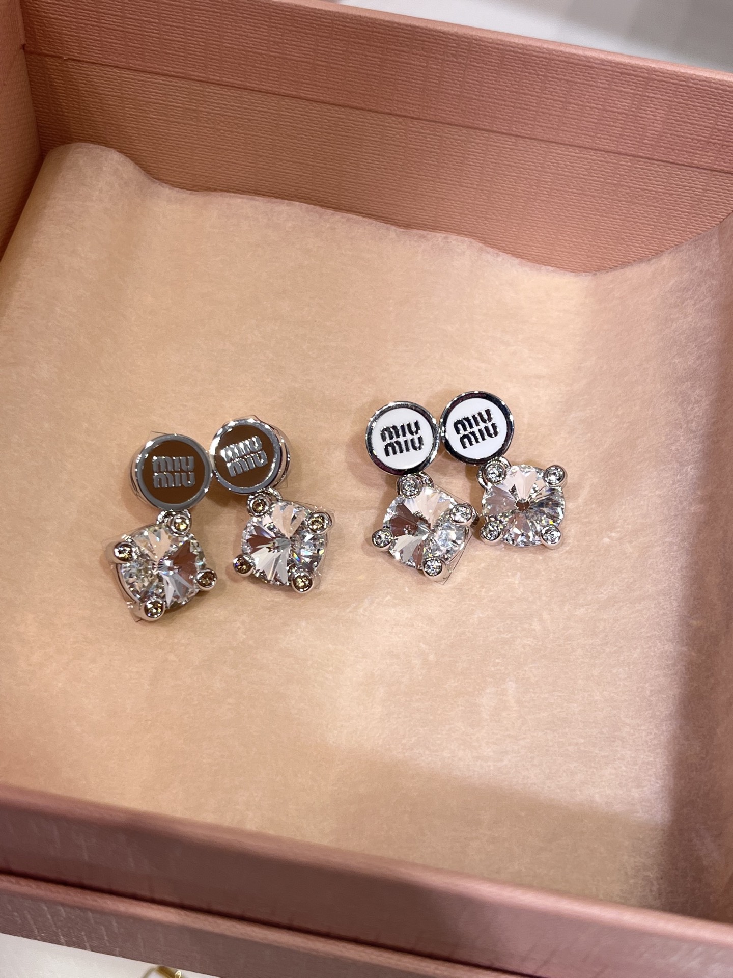 今日到货💎赵今麦同款
𝐌𝐈𝐔𝐌𝐈𝐔新款棕色珐琅字母金属圆形大颗水钻耳钉

棕色珐琅m字母小纽扣很美拉德的感觉
搭配大颗水晶blingbling少女感满满💕

zp版定制 黄铜材质 施华洛水晶 耳堵cnc
