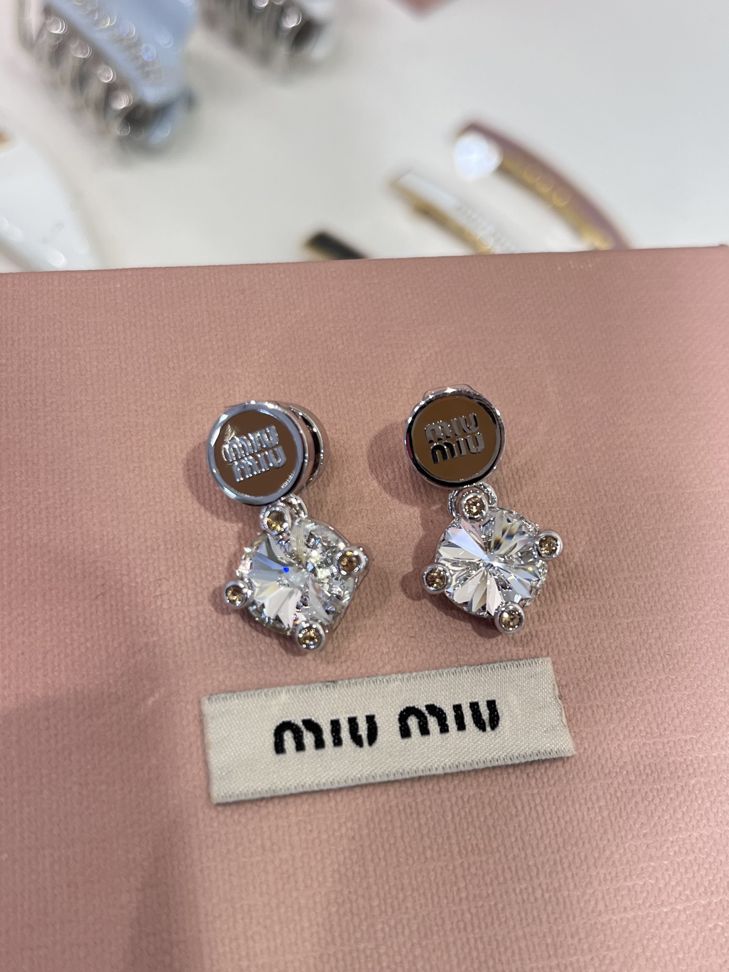 今日到货💎赵今麦同款
𝐌𝐈𝐔𝐌𝐈𝐔新款棕色珐琅字母金属圆形大颗水钻耳钉

棕色珐琅m字母小纽扣很美拉德的感觉
搭配大颗水晶blingbling少女感满满💕

zp版定制 黄铜材质 施华洛水晶 耳堵cnc
