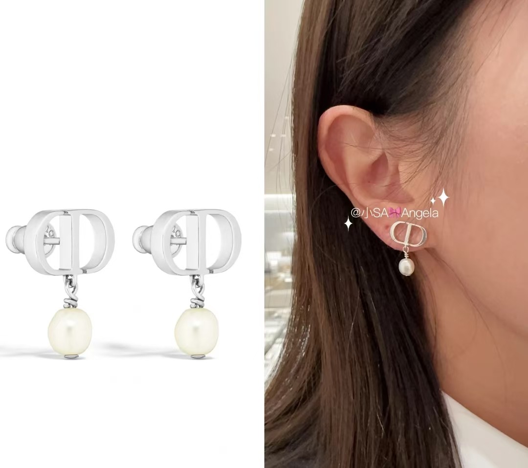 NO:634912,88160, the top version of today’s new products. New silver CD small pearl pendant earrings. Irregular shaped small pearl pendants are smart and cute. Matched with silver glossy CD. Simple and versatile. Suitable for commuting. Customized. Brass material. Customized pearls. Good workmanship and bright. earrings, Cardia high-end jewelry.1986090988160,今日新品顶级版本 新款银色CD小珍珠吊坠耳钉耳环 不规则异形小珍珠吊坠灵动又可爱 搭配银色光面CD 简约百搭超适合通勤 z定制 黄铜材质 定制珍珠 做工好很亮,,earrings,卡迪亚高端饰品,Jewelry