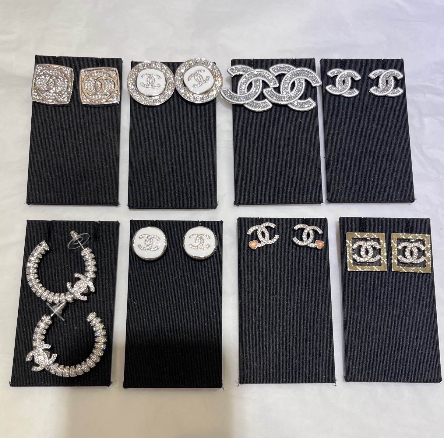 NO:631691,88160 Today’s new purchase yb 25 new pink small love silver full diamond double C earrings. Simple and very suitable for daily small earrings. The mini pink love is the finishing touch. This basic style is the perfect choice for commuting and dating. Exclusively purchased from yb. Consistent brass material, Swarovski diamonds, earrings with packaging box, Cartier high-end jewelry1986090988160 今日新品购入yb 25新款粉色小爱心银色满钻双C耳钉 简简单单非常适合日常的小耳钉 mini粉色小爱心完全就是点睛之笔 这种基础款式闭眼入 通勤约会百搭首选 独家购入yb 一致黄铜材质 施华洛钻 耳钉带包装盒,,卡迪亚高端饰品,Jewelry