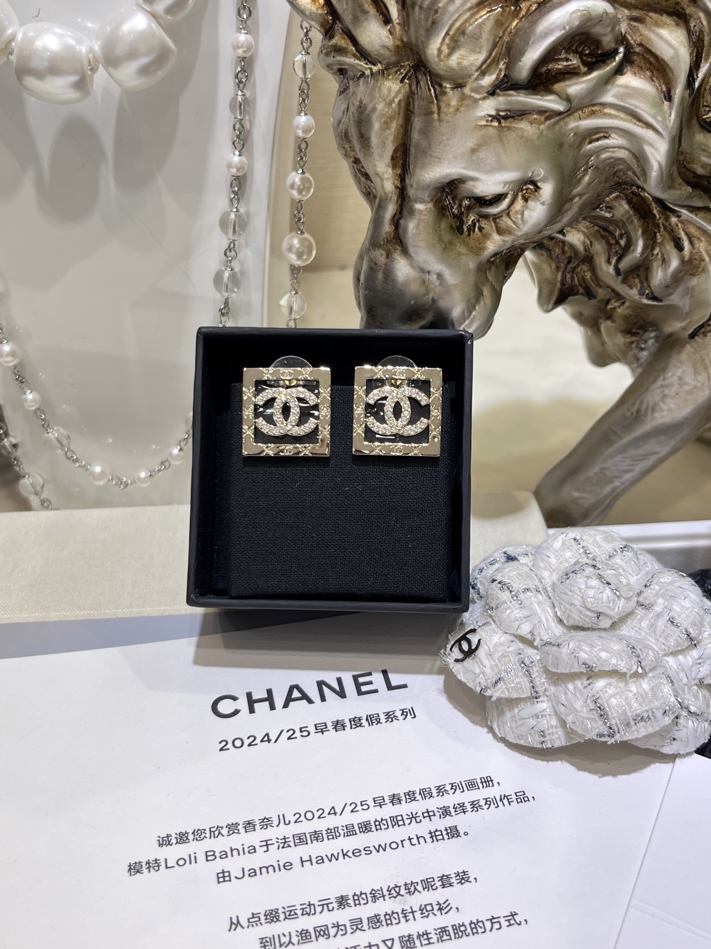 NO:631693,88160 Today's new product purchase yb 25 new gold full diamond double C hollow square earrings. Golden rhombus squares embedded with full diamond double C classic logo. Exquisite and cute for daily wear. Must-have for white and rich temperament. Exclusive purchase from yb developed. Brass gold plated Swarovski diamond earrings with packaging box. Top version, earrings, gold plating, Cardia high-end jewelry.1986090988160今日新品购入yb 25新款金色满钻双C镂空方块耳钉 金色菱格纹方块内嵌满钻双C经典logo 日常佩戴精致又可爱 气质白富美必备 独家购入yb开发 黄铜镀金 施华洛钻 耳钉耳环带包装盒 顶级版本,,earrings,gold plating,卡迪亚高端饰品,Jewelry