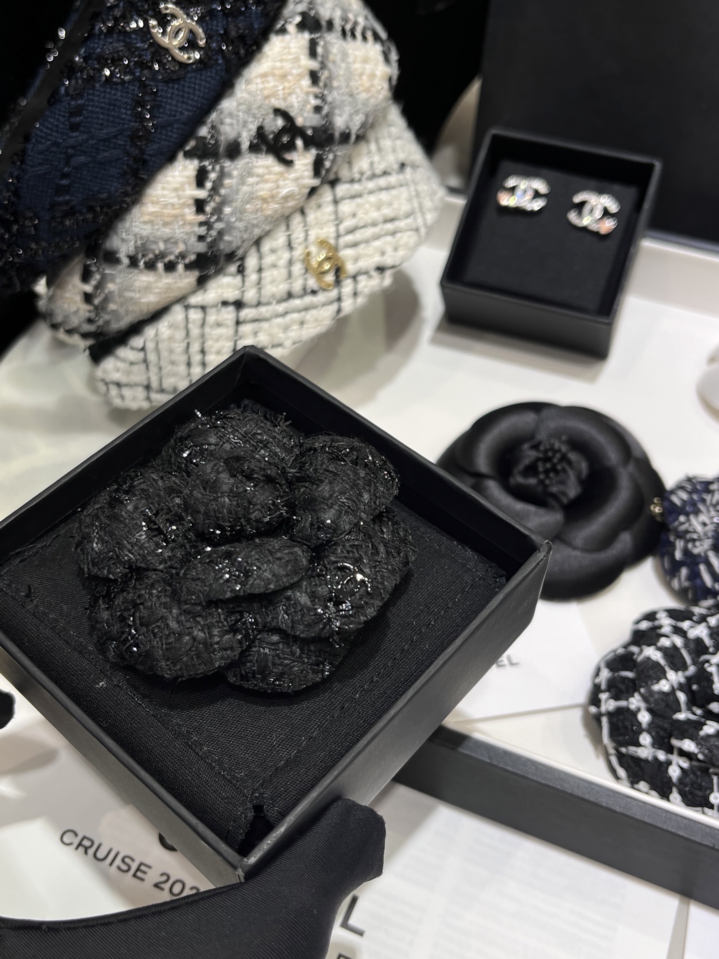 NO:631900,Collection of black & white camellia brooches, so many ways to match them in daily life!  The essence of small fragrant style, white and rich beauty must-have, brooch, breastpin, Cartier high-end accessories19860909黑色&白色山茶花胸针合集 胸花,日常超多搭配方式！ 小香风穿搭的精髓白富美人手必备,,brooch，breastpin,卡迪亚高端饰品,Jewelry