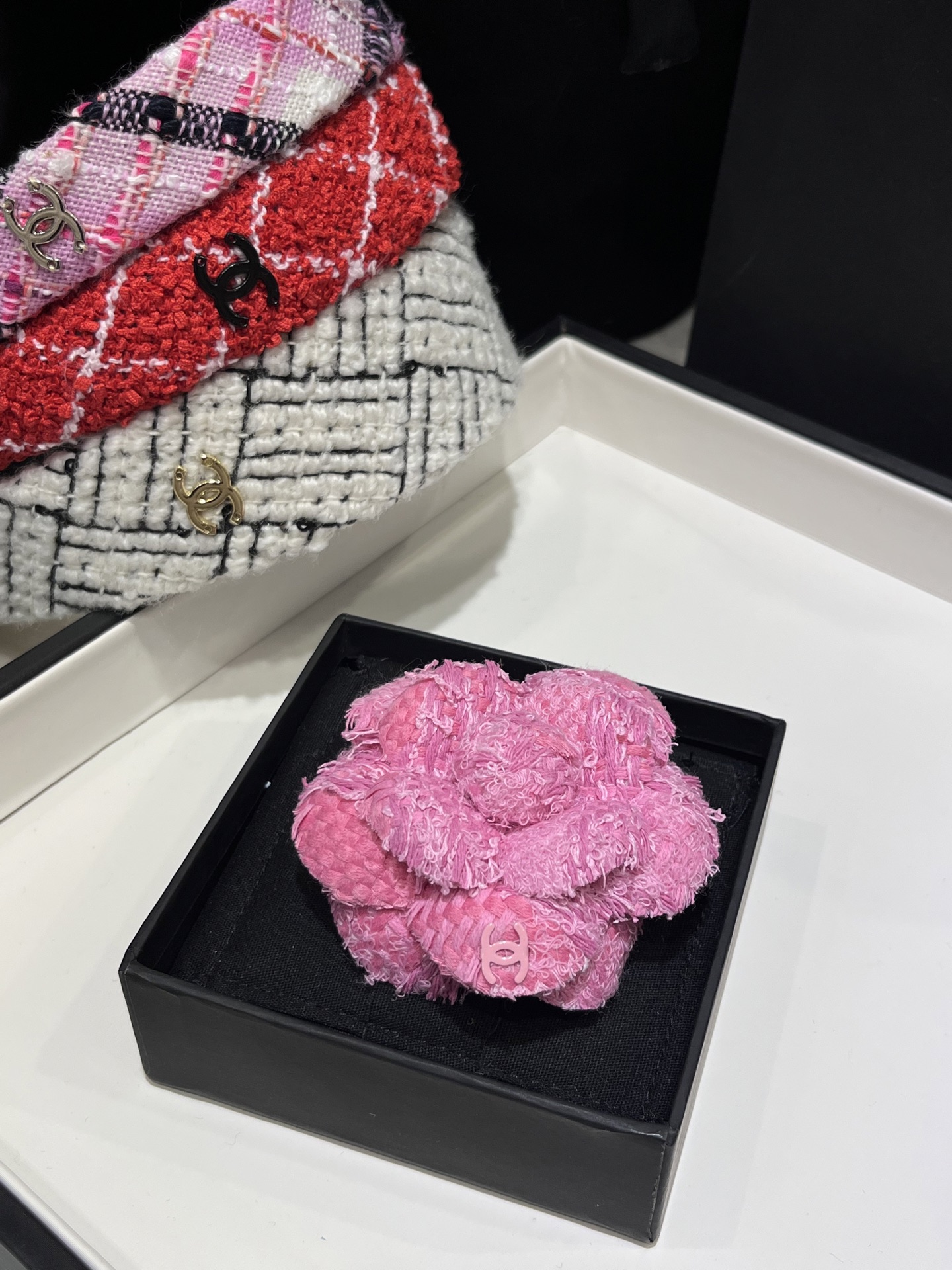 NO:631906,Collection 3 of pink camellia brooches, so many ways to match them in daily life!  The essence of small fragrant style, white and rich beauty must-have, brooch, breastpin, Cartier high-end accessories19860909粉色系山茶花胸针合集3 日常超多搭配方式！ 小香风穿搭的精髓白富美人手必备,,brooch，breastpin,卡迪亚高端饰品,Jewelry