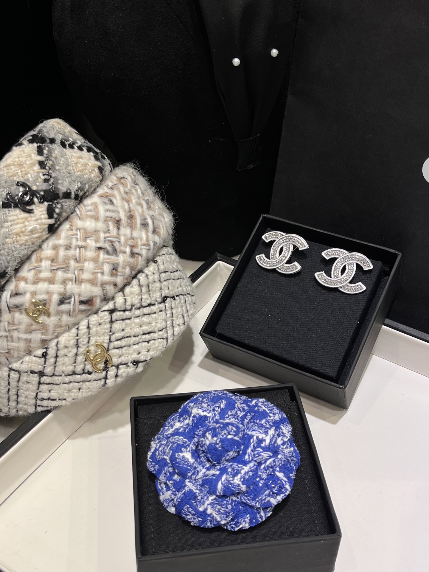 NO:631909,Collection of 4 Blue Camellia Brooches. There are so many ways to match the corsage in daily life!  The essence of small fragrant style, white and rich beauty must-have, brooch, breastpin, Cartier high-end accessories19860909蓝色系山茶花胸针合集4 胸花日常超多搭配方式！ 小香风穿搭的精髓白富美人手必备,,brooch，breastpin,卡迪亚高端饰品,Jewelry